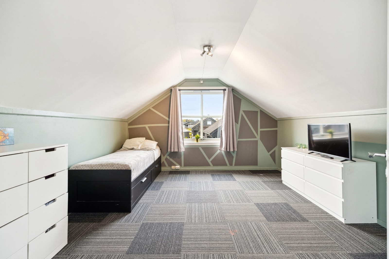 Romslig soverom i 2. etasje Galleribilde