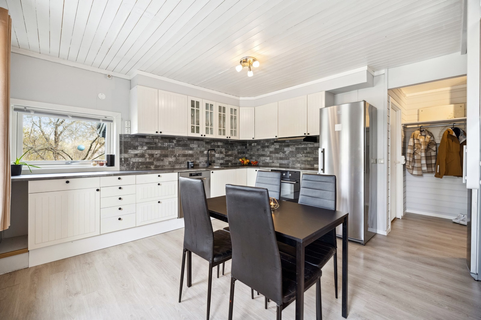 Kjøkkenet er lyst og luftig med innholdsrik innredning. God plass til stort spisebord Galleribilde