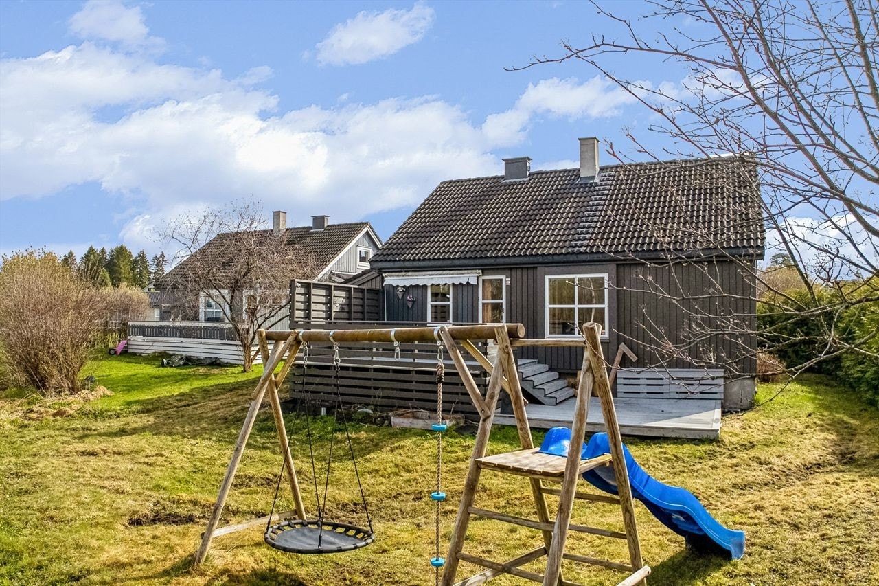 Solrik terrasse og platting hvor fine sommerdager kan nytes Galleribilde