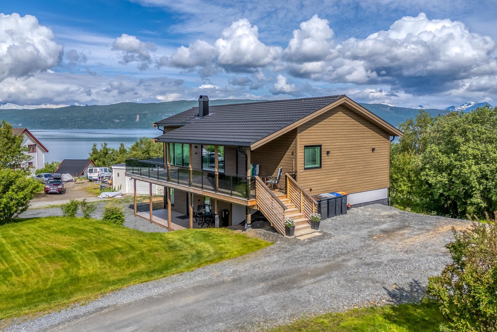 Eiendommen har romslig tomt og godt med parkering. Galleribilde