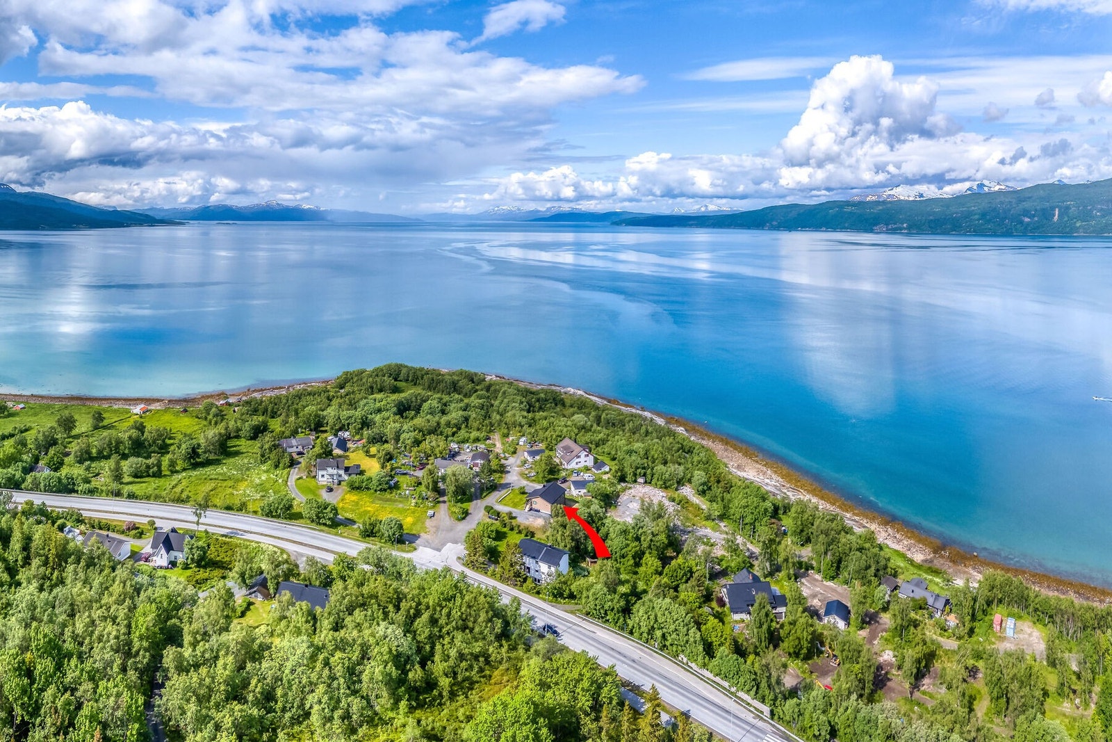 Fra eiendommen nyter du solen fra tidlig morgen til sen kveld. Få også med deg at du har nydelig utsikt mot fjord og fjell. Kort vei til populær badeplass. Galleribilde