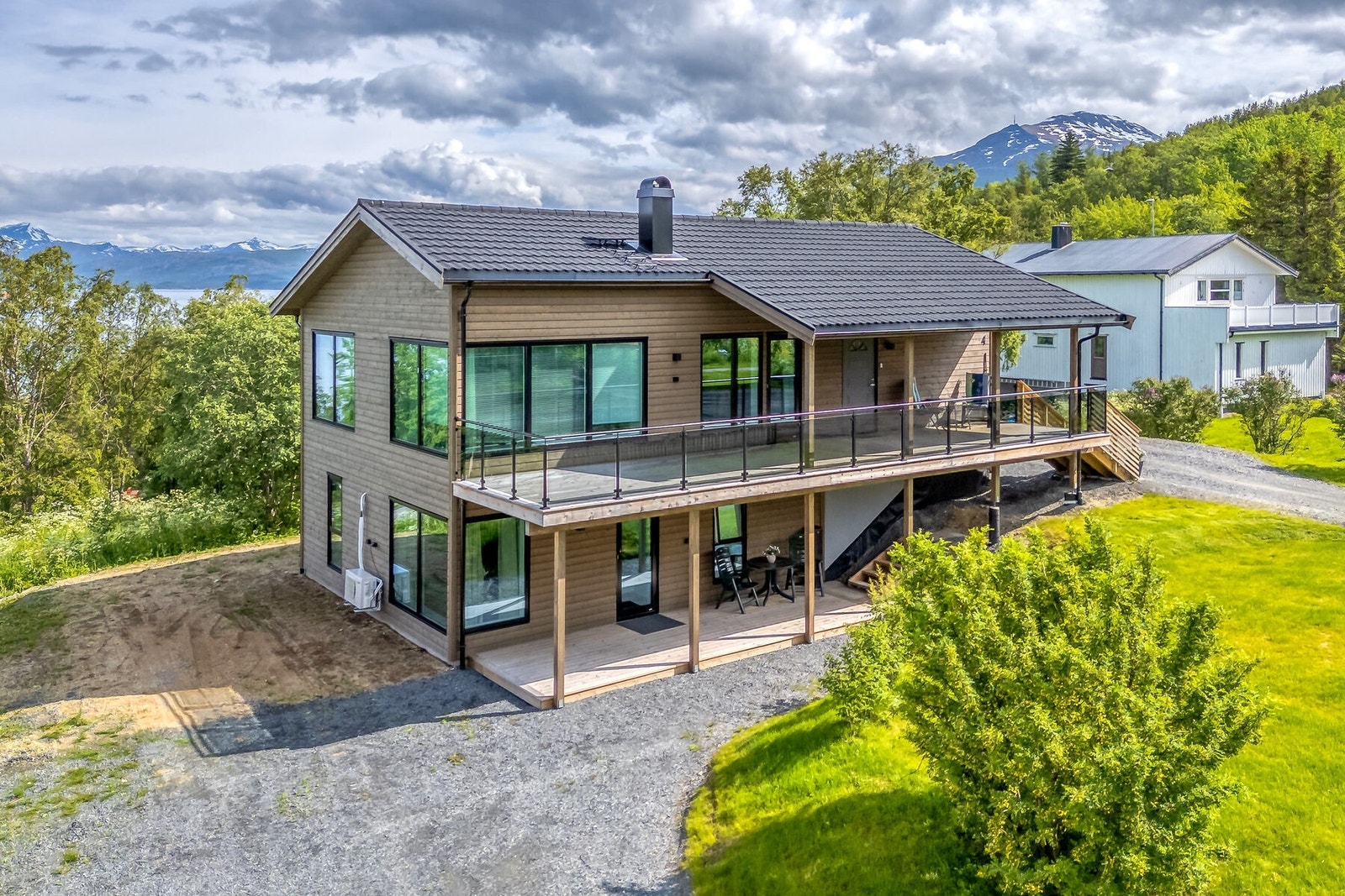 Velkommen til Emmenestangen 4! Nyere enebolig med flott beliggenhet. Solgang og utsikt i toppklassen. Fotograf: Kalle Punsvik Galleribilde