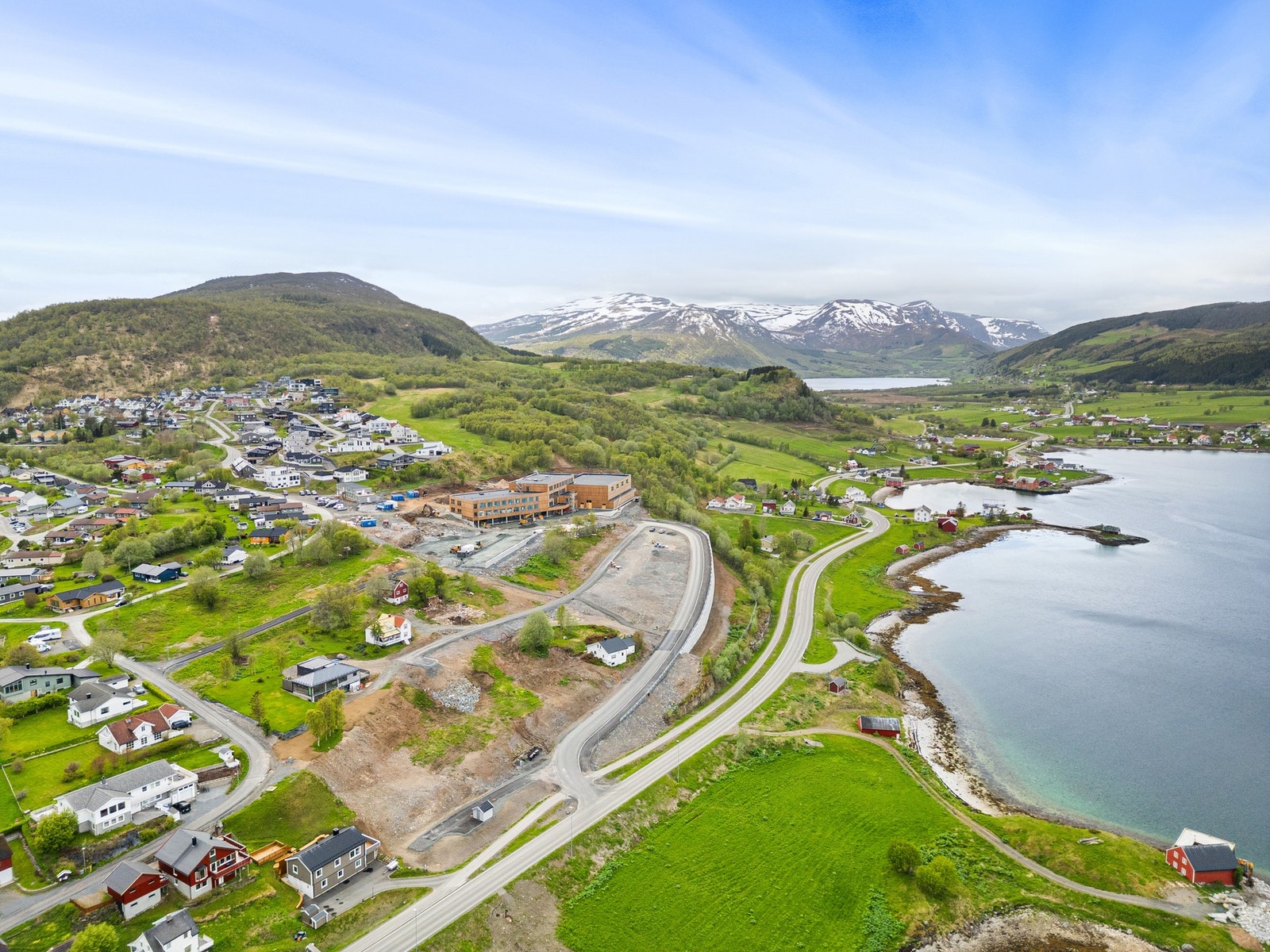 Tomtefeltet ligger like ved Nordsida skole som er planlagt å være ferdig vinteren 25/26 Galleribilde