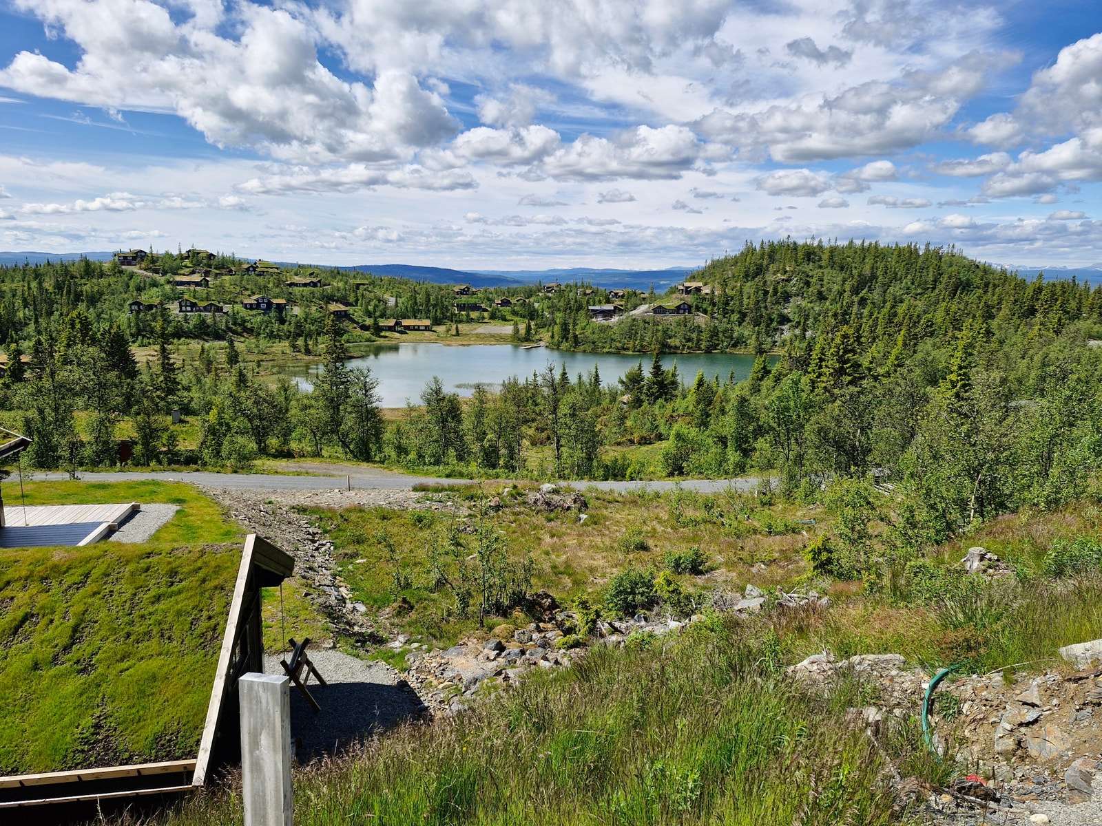 Rudstølhøgde har store selveiertomter med masse fasiliteter i umiddelbar nærhet. Langrenn, Aplint,Jakt,Fiske og Golf! Galleribilde