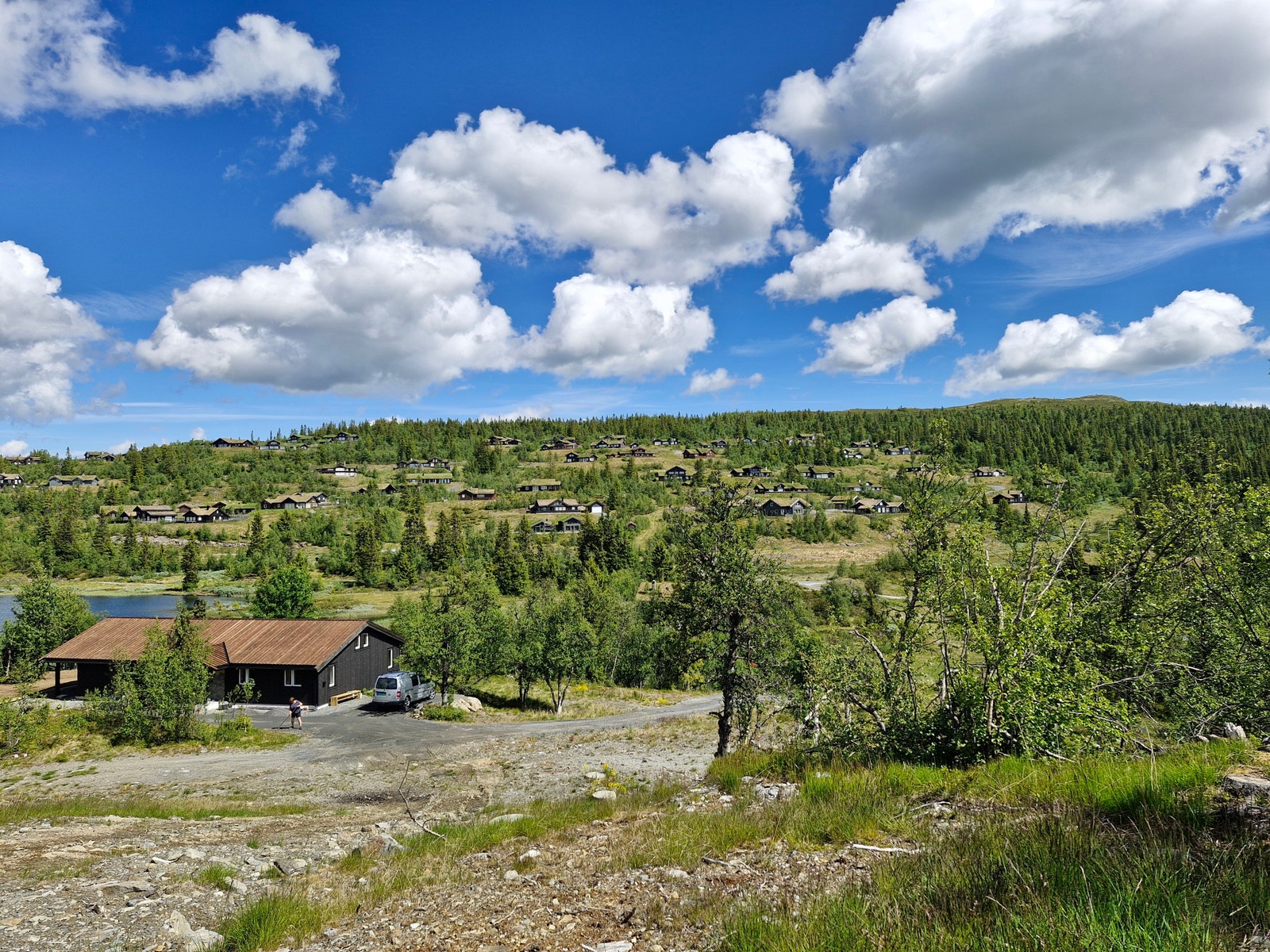 Rudstølhøgde har store selveiertomter med masse fasiliteter i umiddelbar nærhet. Langrenn, Aplint,Jakt,Fiske og Golf! Galleribilde