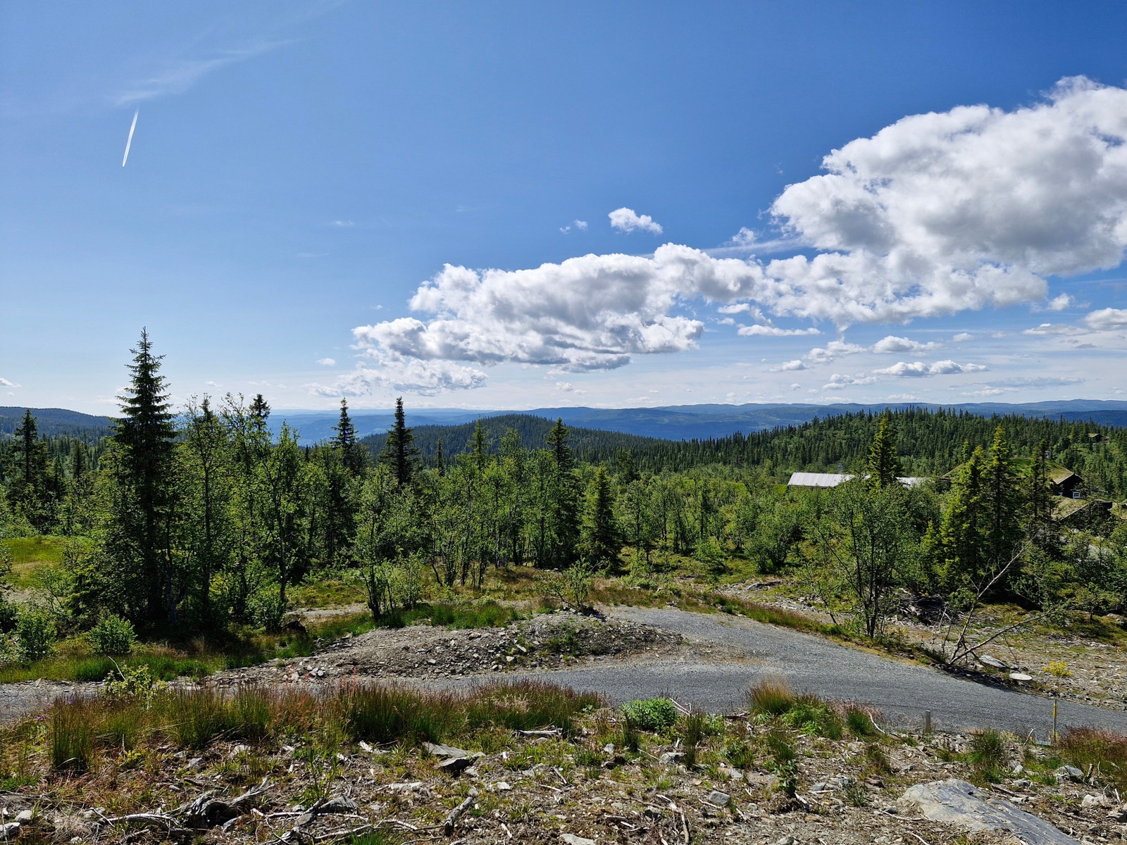 Rudstølhøgde har store selveiertomter med masse fasiliteter i umiddelbar nærhet. Langrenn, Aplint,Jakt,Fiske og Golf! Galleribilde