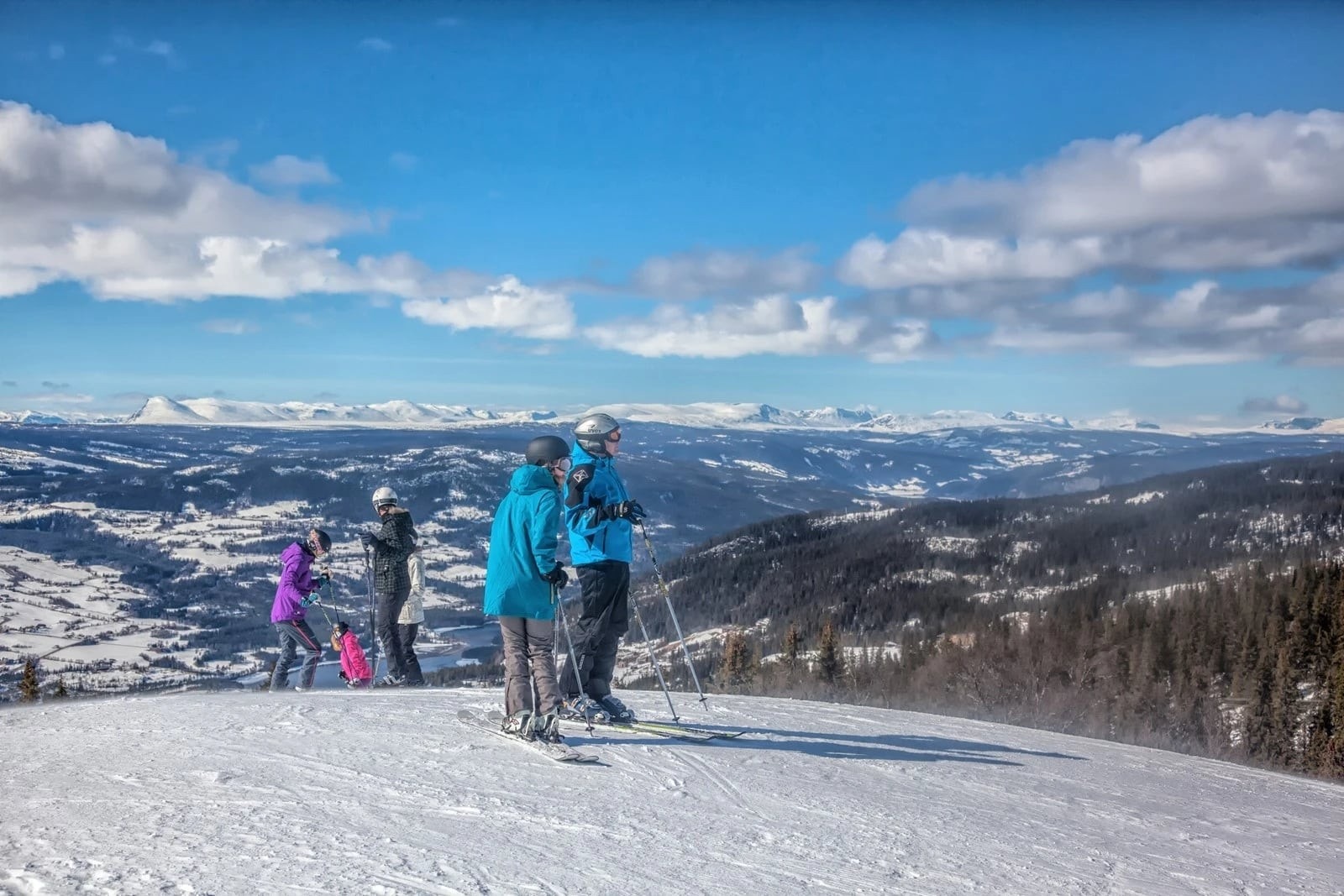 Gangavstand fra hyttetomten til et fantastisk alpinanlegg Galleribilde