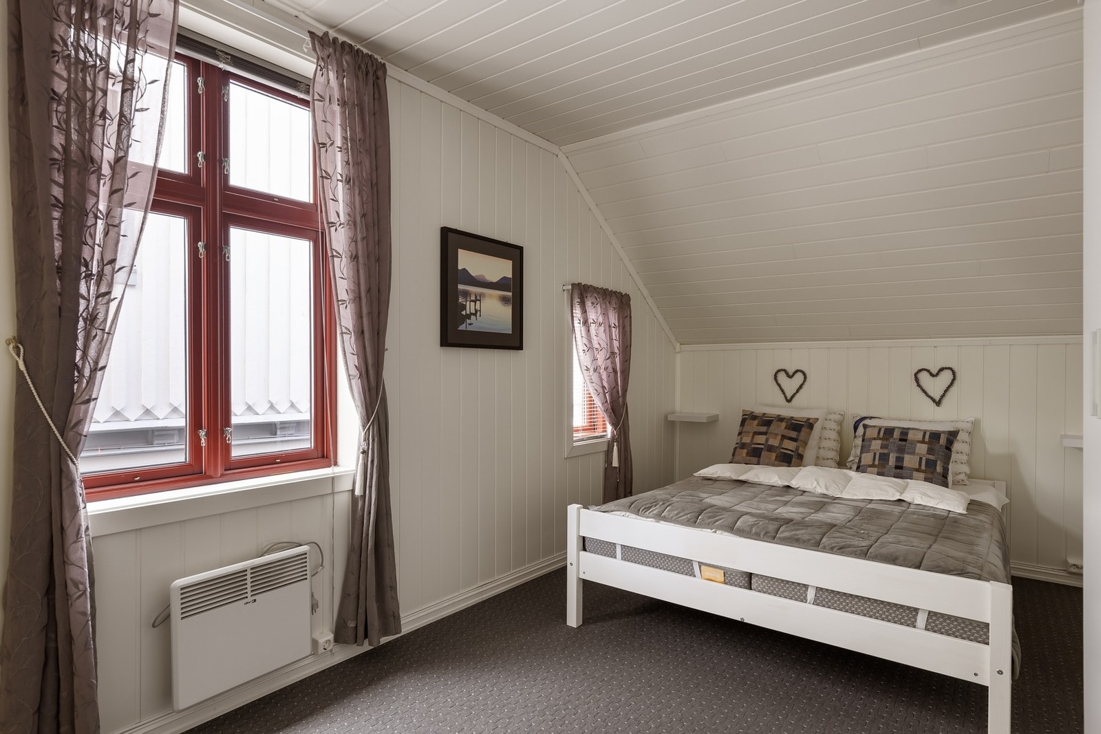 Andre etasje inneholder 3 soverom, bad og gang. Galleribilde