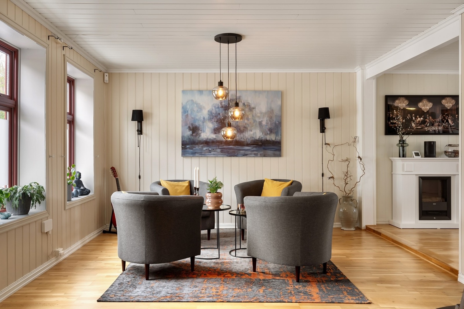 Det er både vedovn og gassovn i stuen. Galleribilde