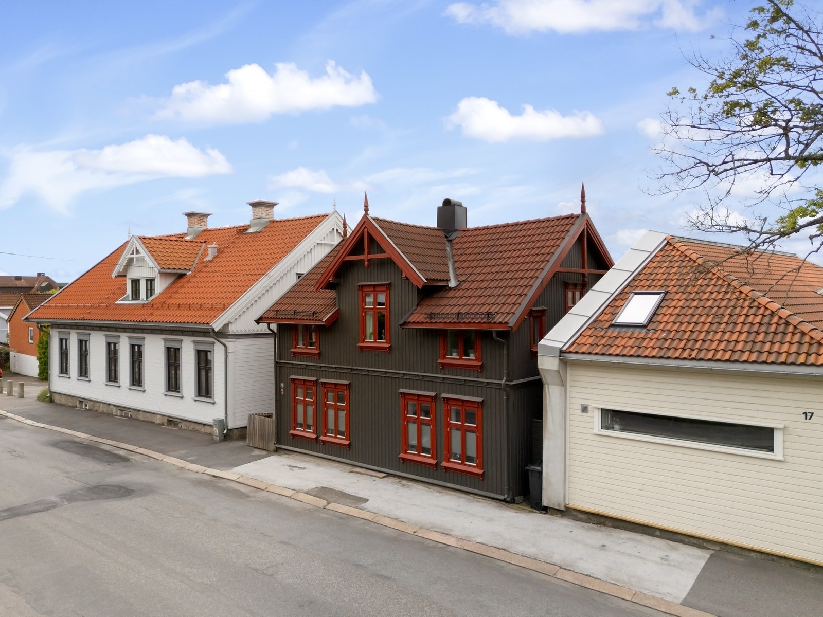 Boligen ligger sentralt, men samtidig i en rolig sidegate. Galleribilde