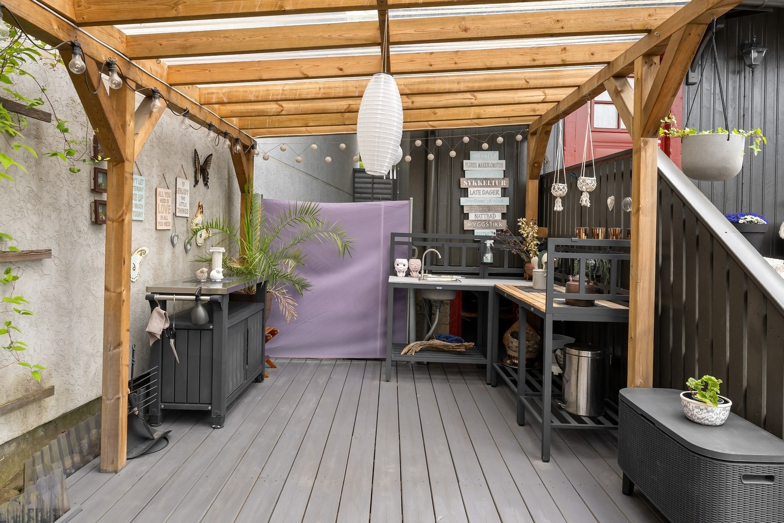 Praktisk utekjøkken ved siden av inngangspartiet. Galleribilde