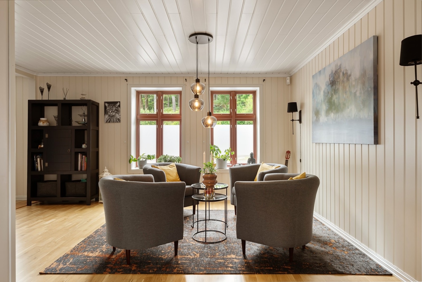 Lys og fin stue med gode møbleringsmuligheter. Galleribilde