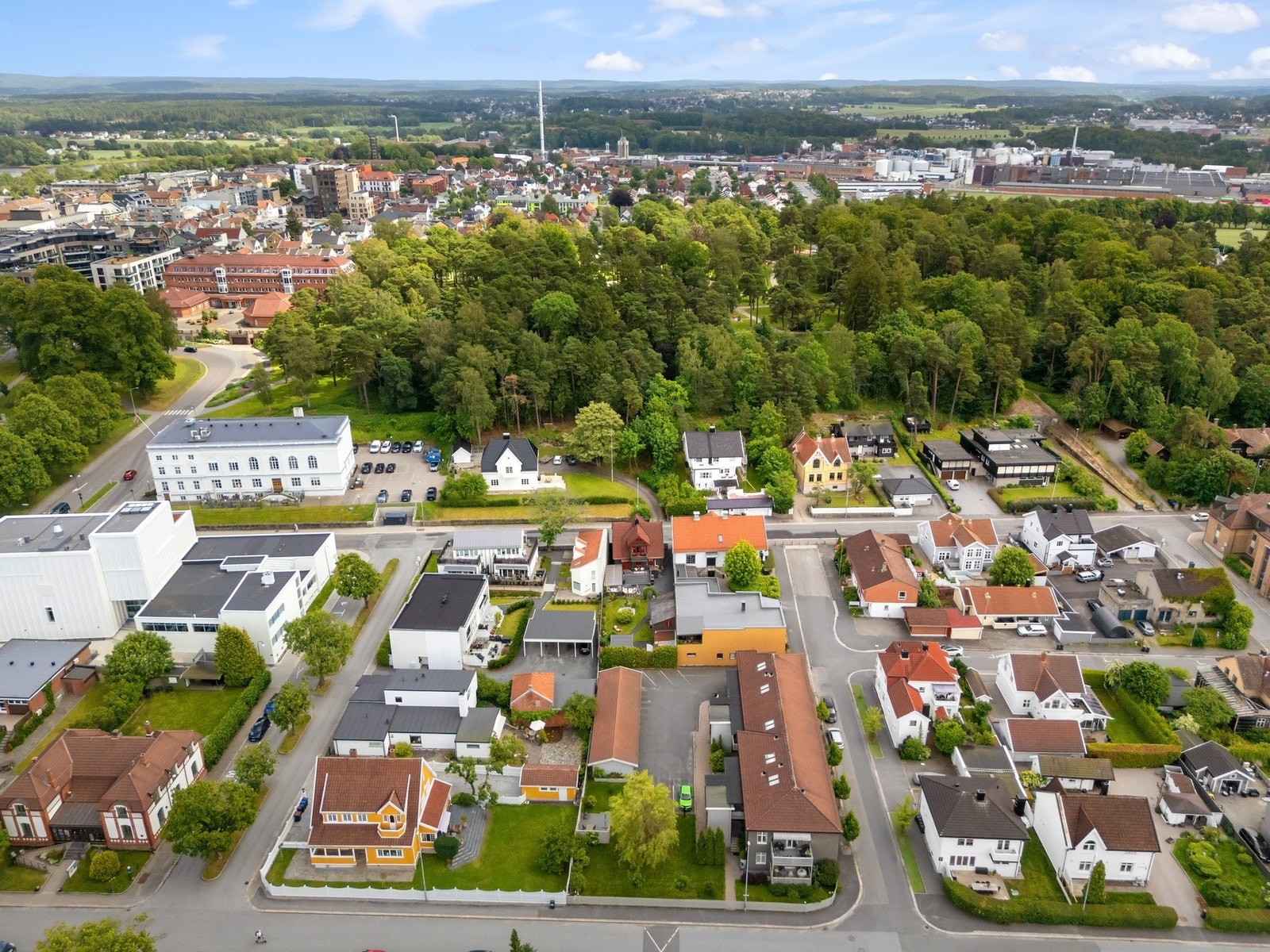Boligen har en sentral beliggenhet med kort gangavstand til bl.a. Kulårparken, Storbyen kjøpesenter og gågata. Galleribilde