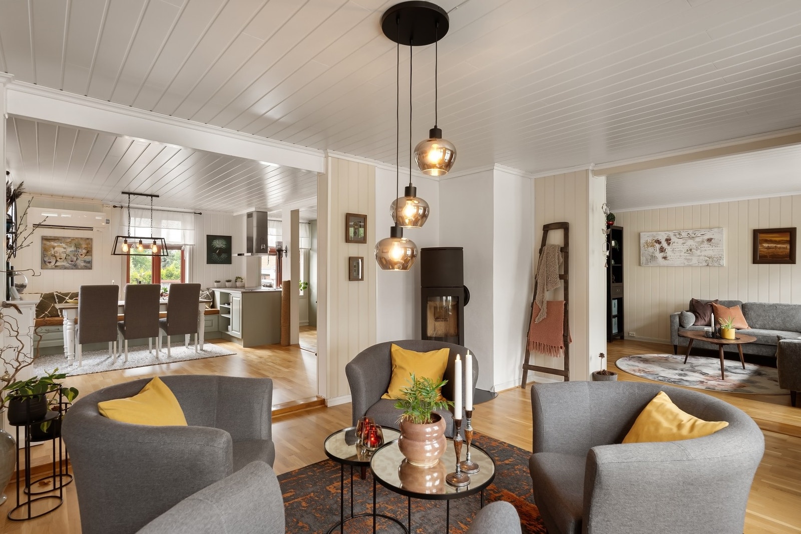 Åpen løsning mellom stue og kjøkken. Galleribilde