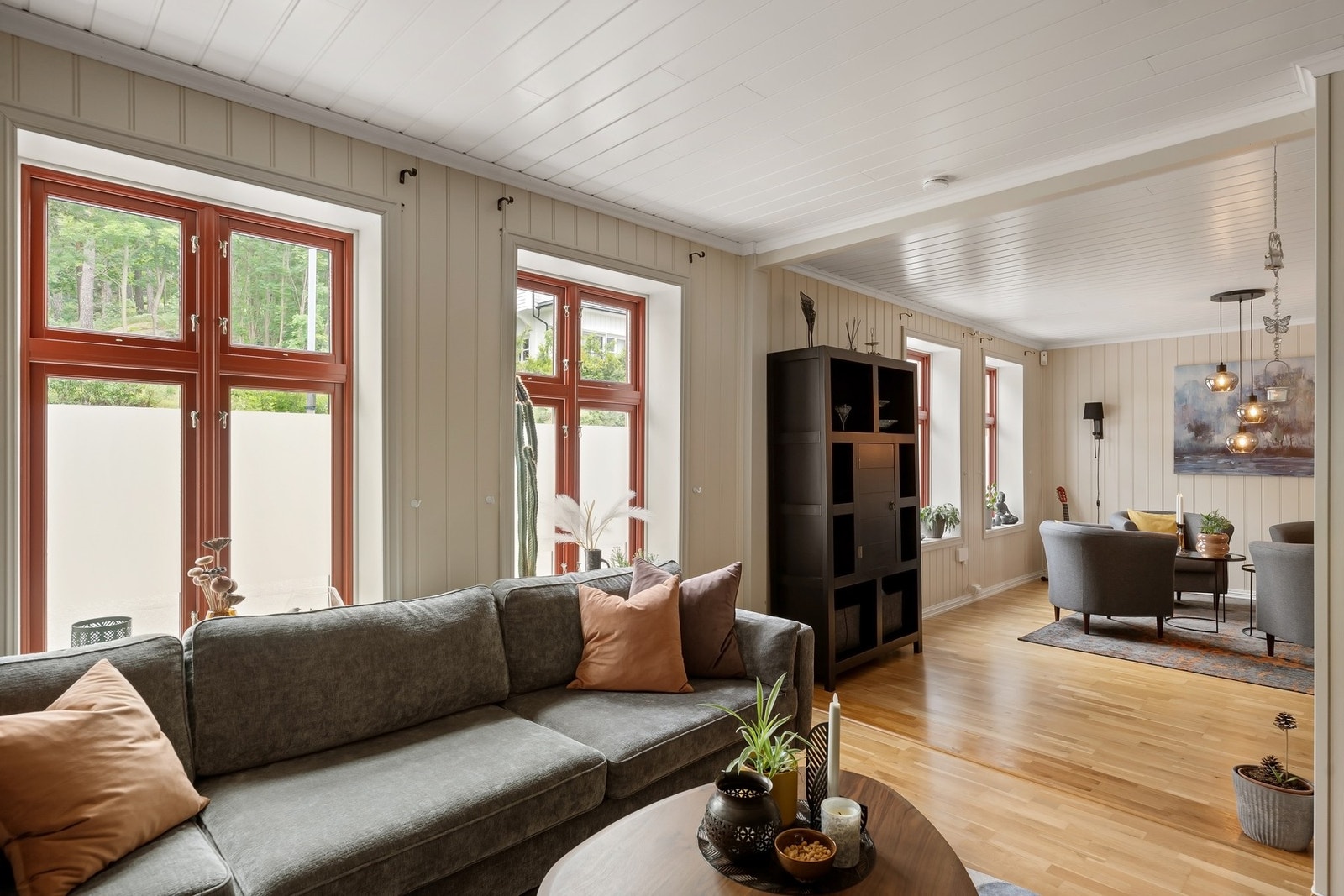 Første etasje inneholder stue/kjøkken, vindfang og toalettrom. Galleribilde