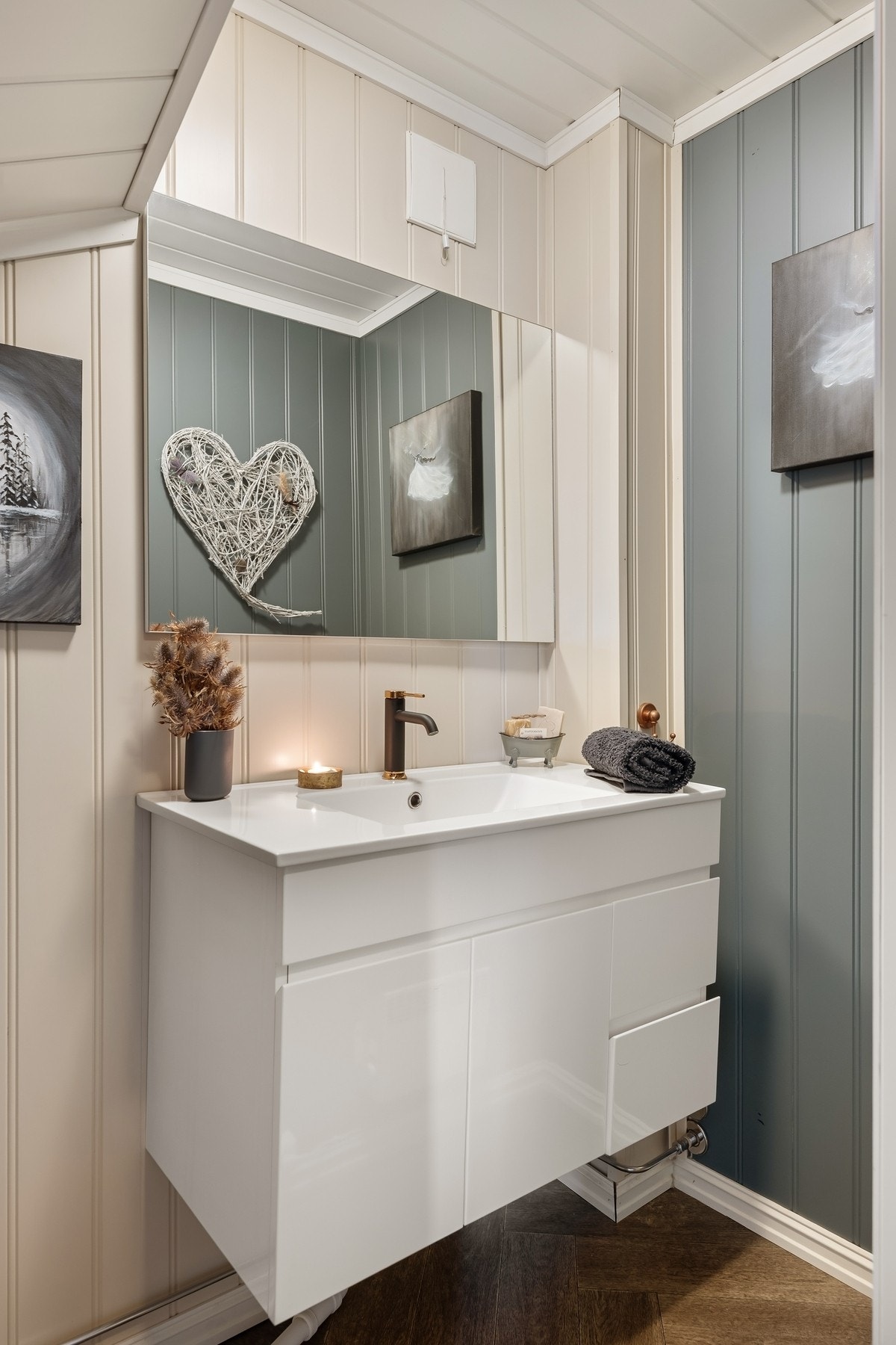 Toalettrom med servant og wc. Galleribilde