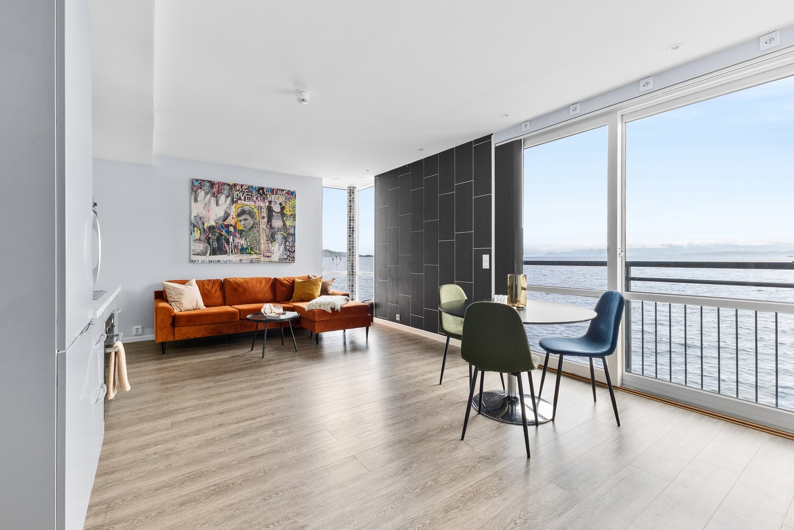 Velkommen inn! Moderne bolig med tiltalende og lekre overflater Galleribilde
