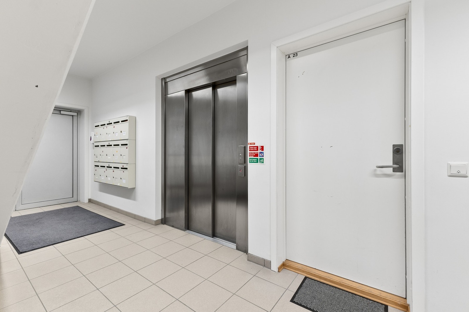 Felles trappeoppgang med heis i bygget Galleribilde
