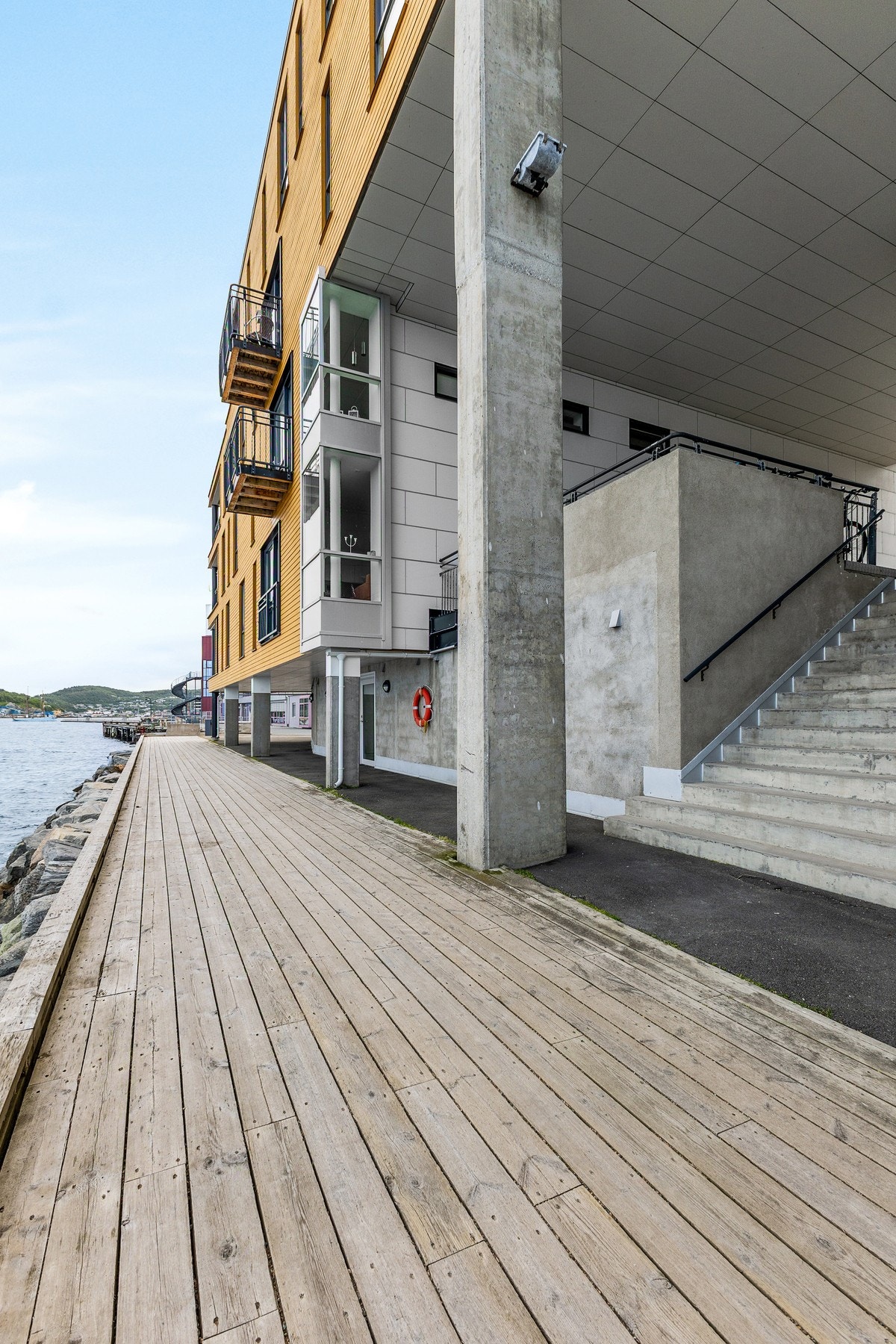 Rett nedenfor bygget er havnepromenaden Galleribilde