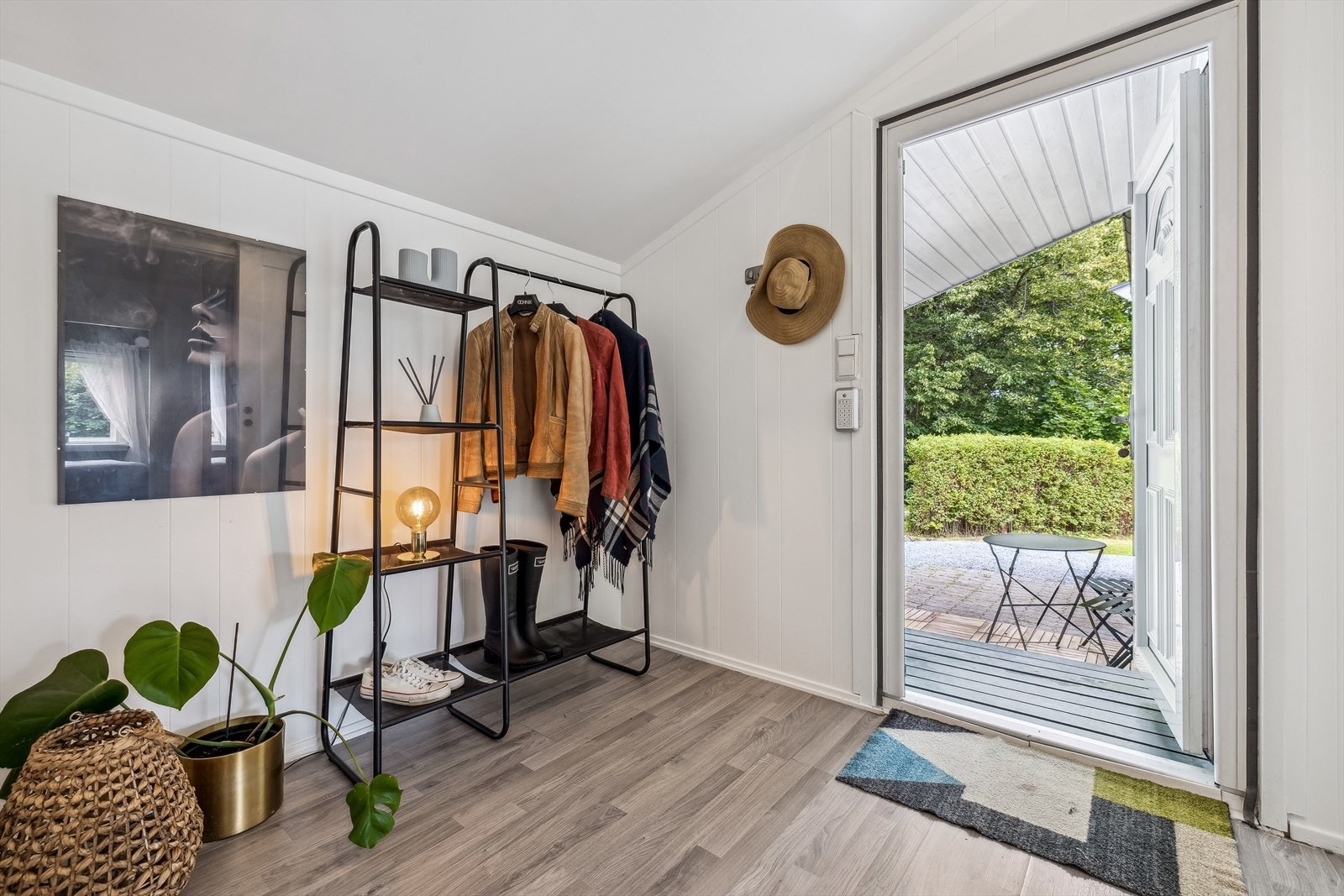 Lys og pen gang/vindfang med plass til å henge fra seg yttertøy. Galleribilde