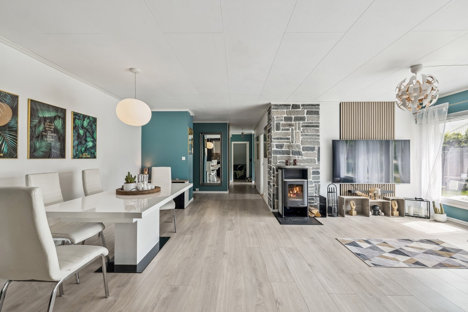 Boligen har en romslig stue med god plass til møblering Galleribilde