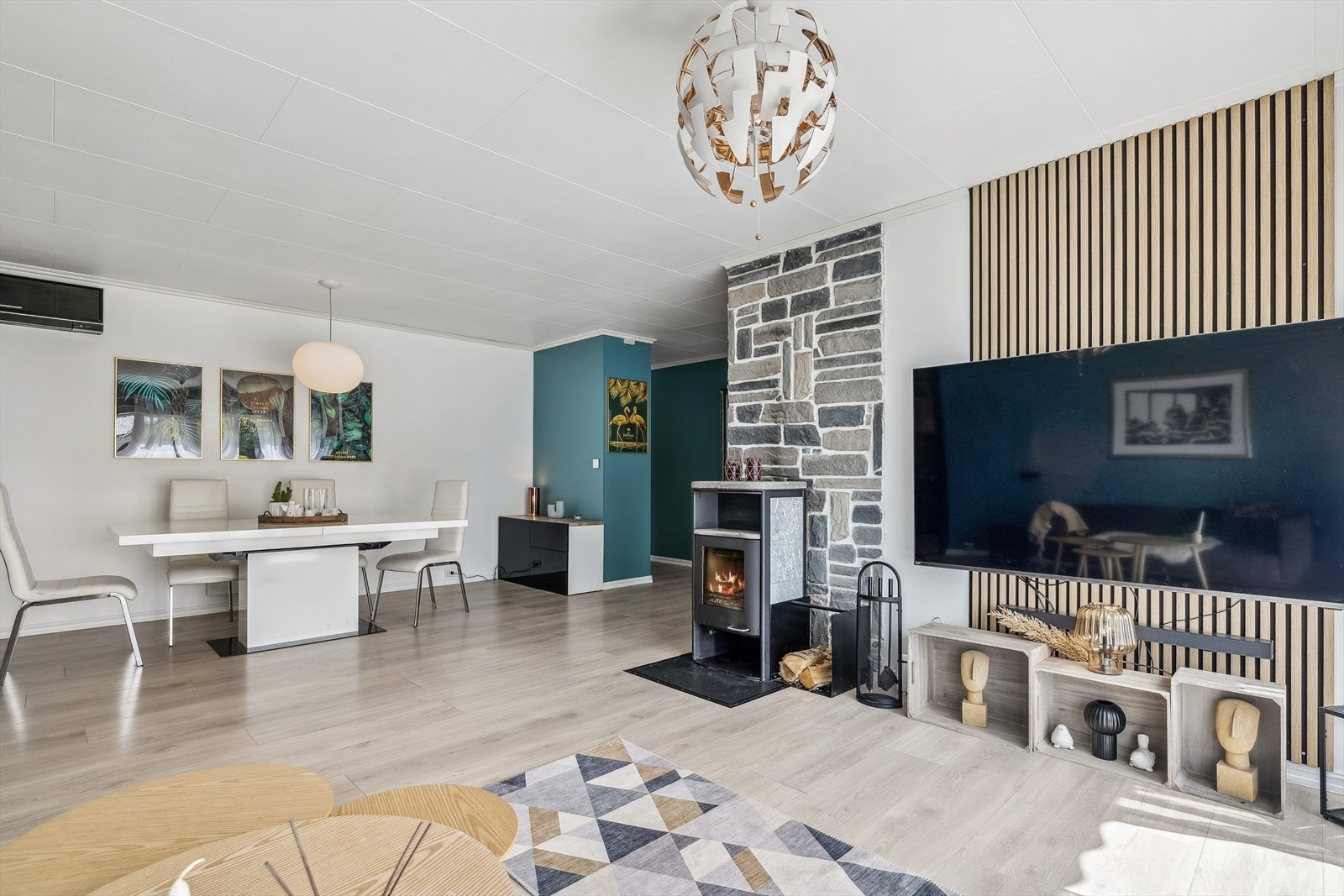 Det er montert peis og varmepumpe Galleribilde