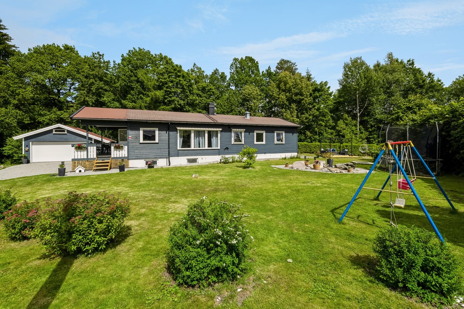 Pent opparbeidet og barnevennlig hage Galleribilde