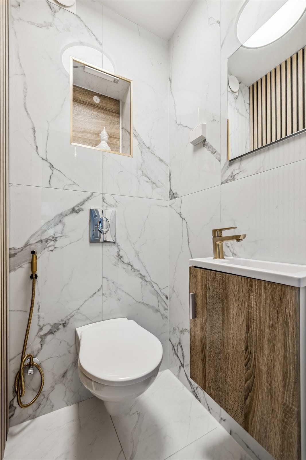 Stilfullt sep.wc-rom med vegghengt wc og vask. Galleribilde