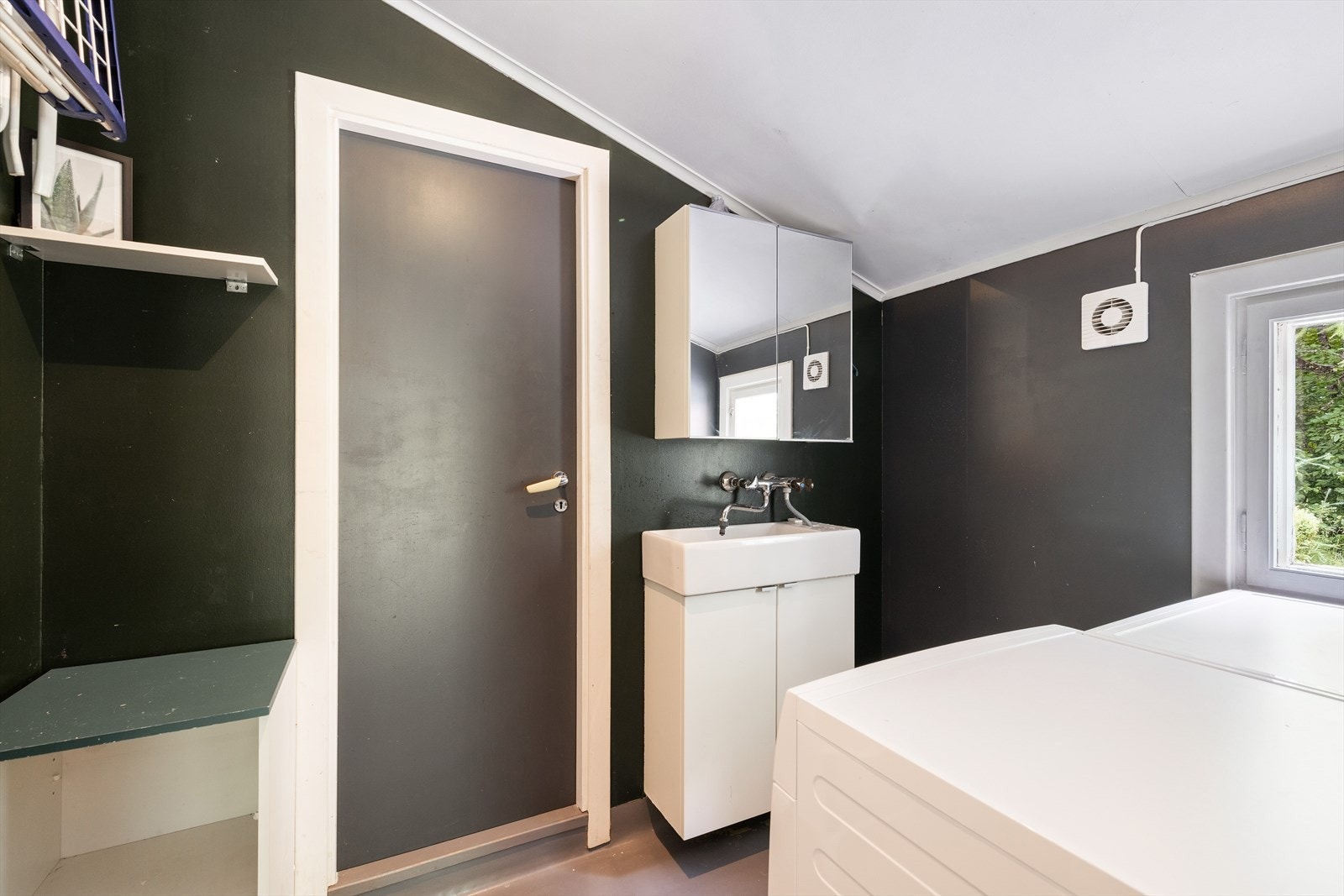 Vaskerom med vask og opplegg for vaskemaskin Galleribilde