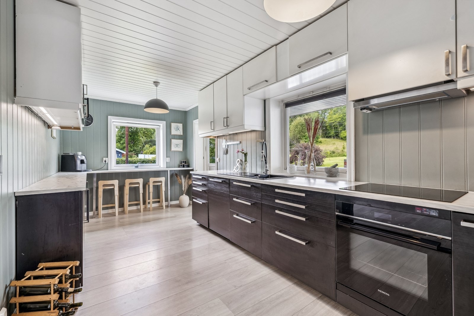 Det er integrert kjøleskap, fryseskap, oppvaskmaskin, stekeovn og platetopp. Galleribilde