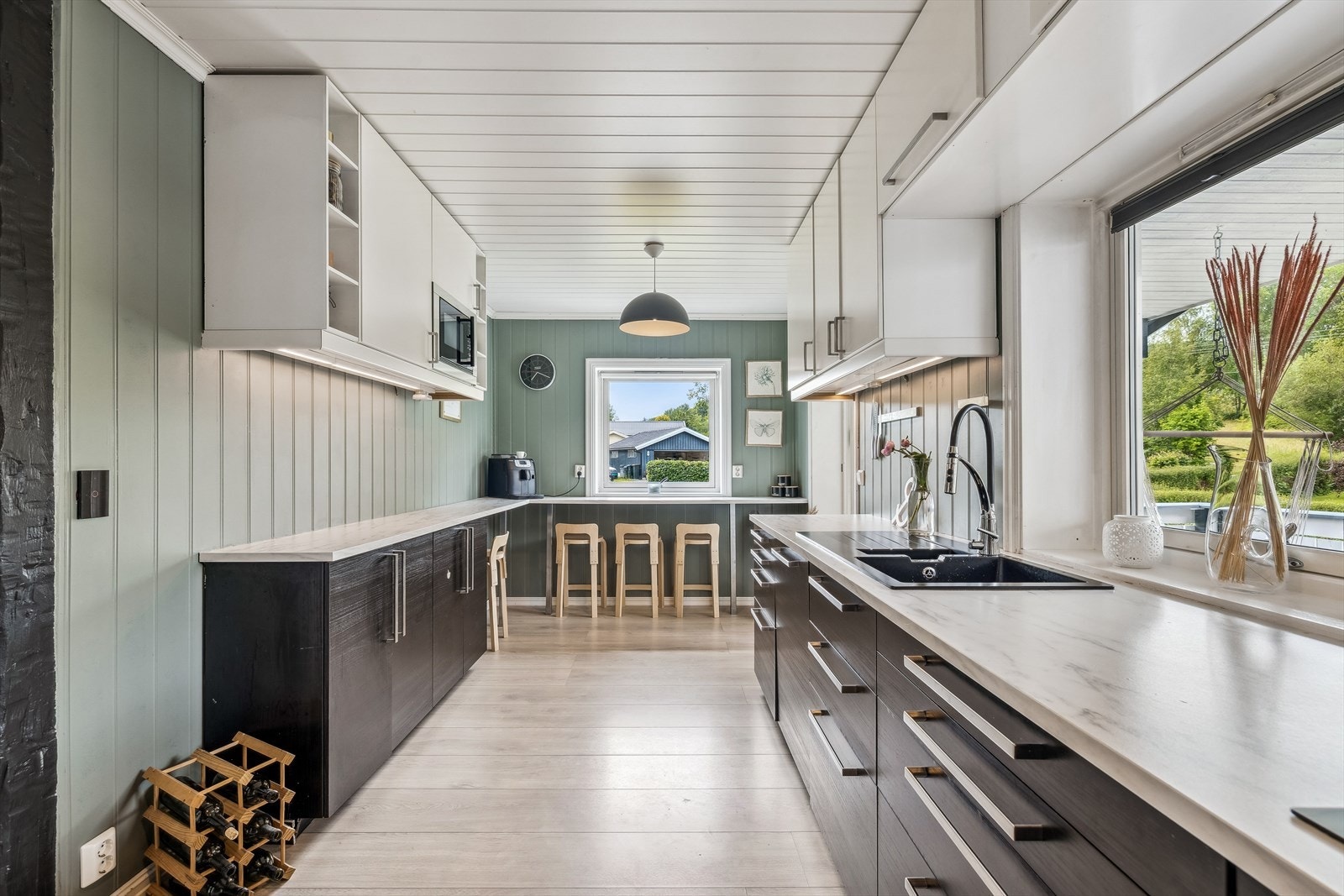 Stilig barløsning på kjøkkenet med hyggelig utsyn. Nytt kjøkkengulv i 2023. Galleribilde