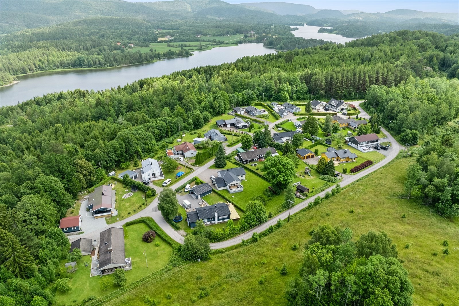 Boligen er beliggende i ett rolig og lite boligfelt Galleribilde