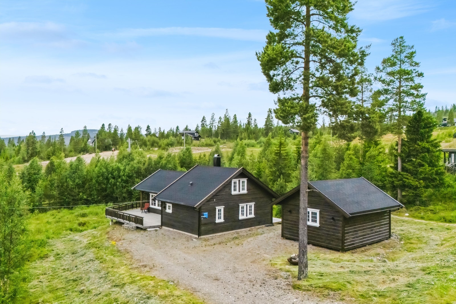 Nyere frittstående anneks med vindfang, stue/oppholdsrom og bod Galleribilde