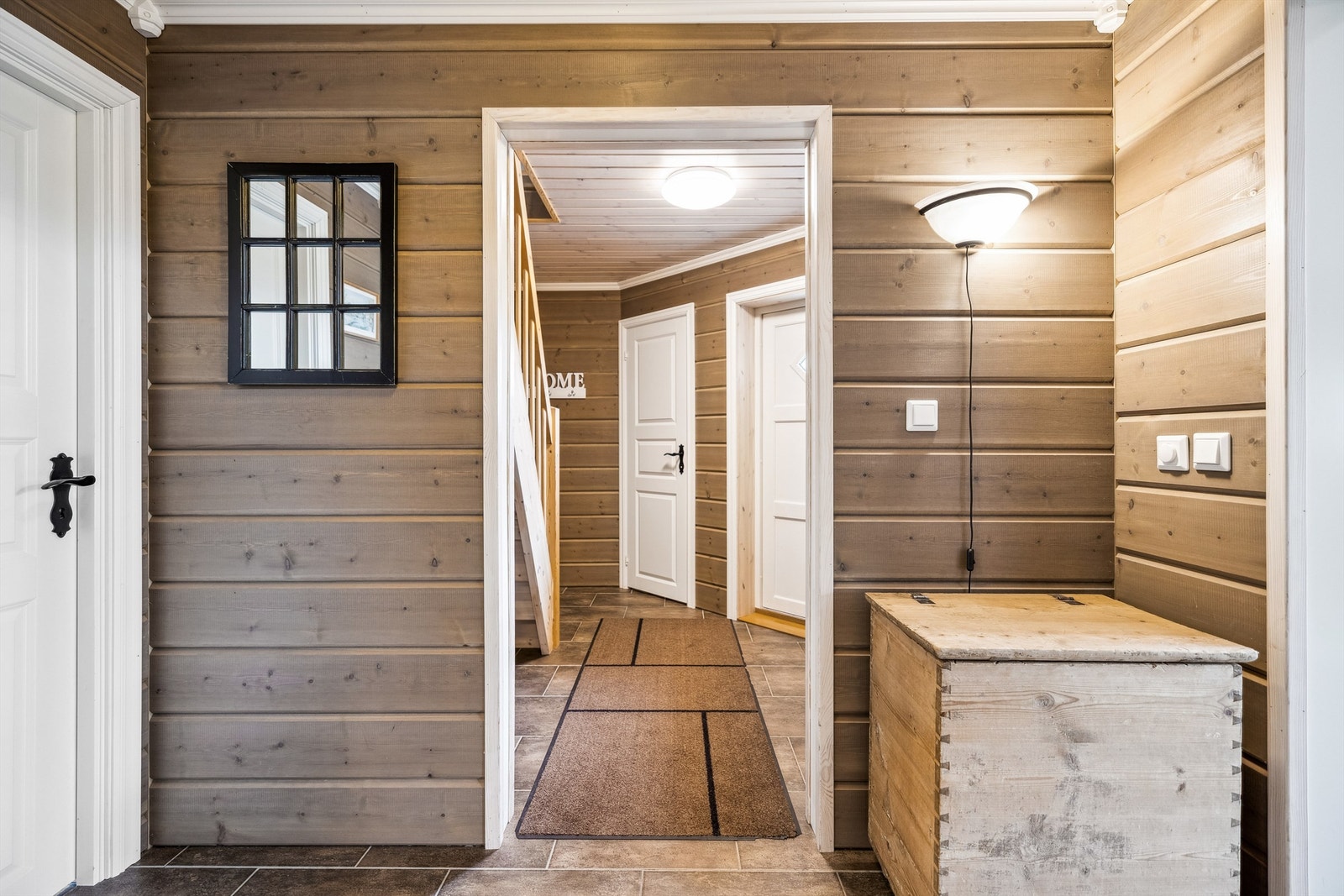 Trivelig entré med plass til yttertøy og trappeadkomst til hems/loftsetasje. Flislagt gulv og vannbåren varme Galleribilde