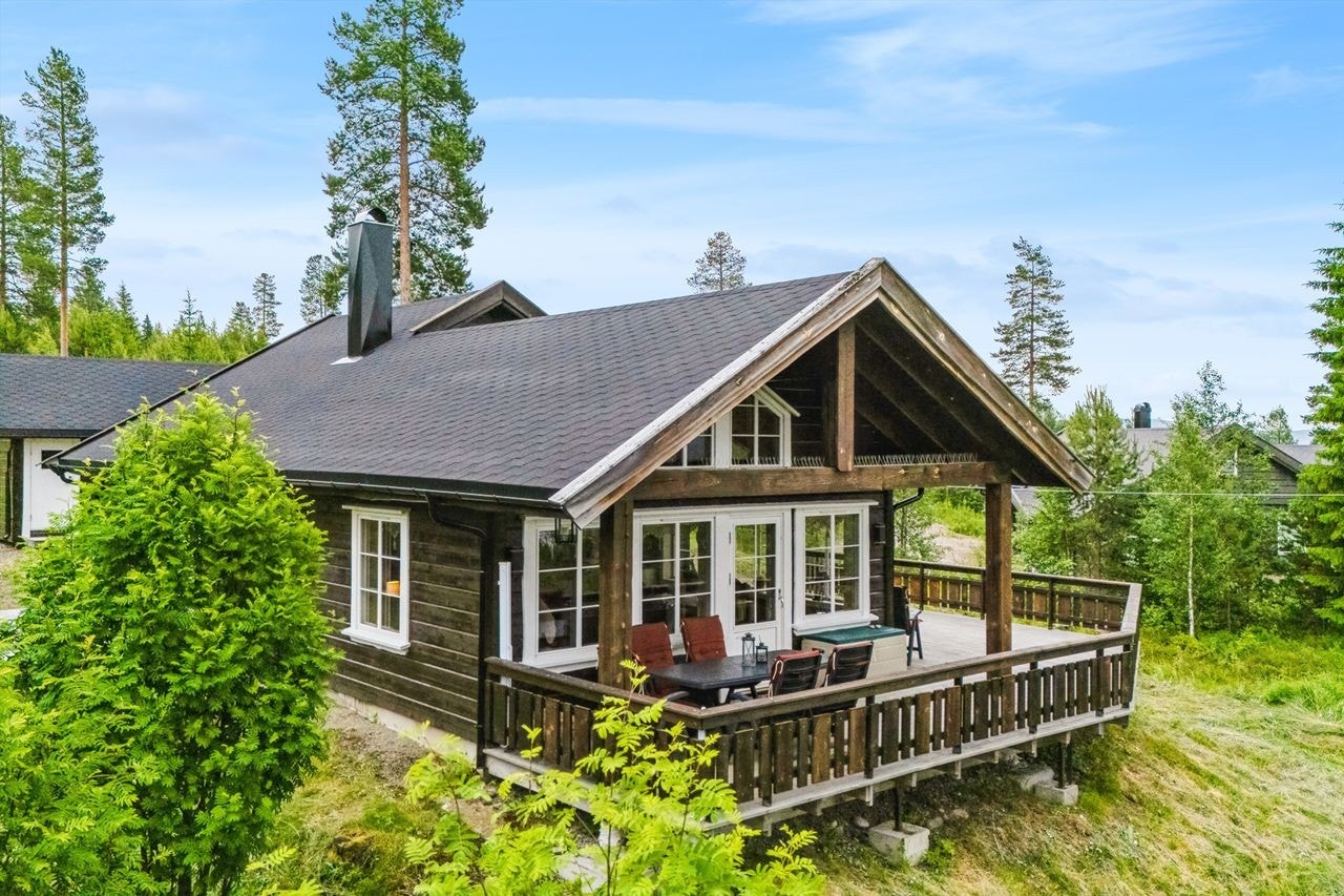 Adkomst fra stue til en delvis overbygget og romslig terrasse Galleribilde
