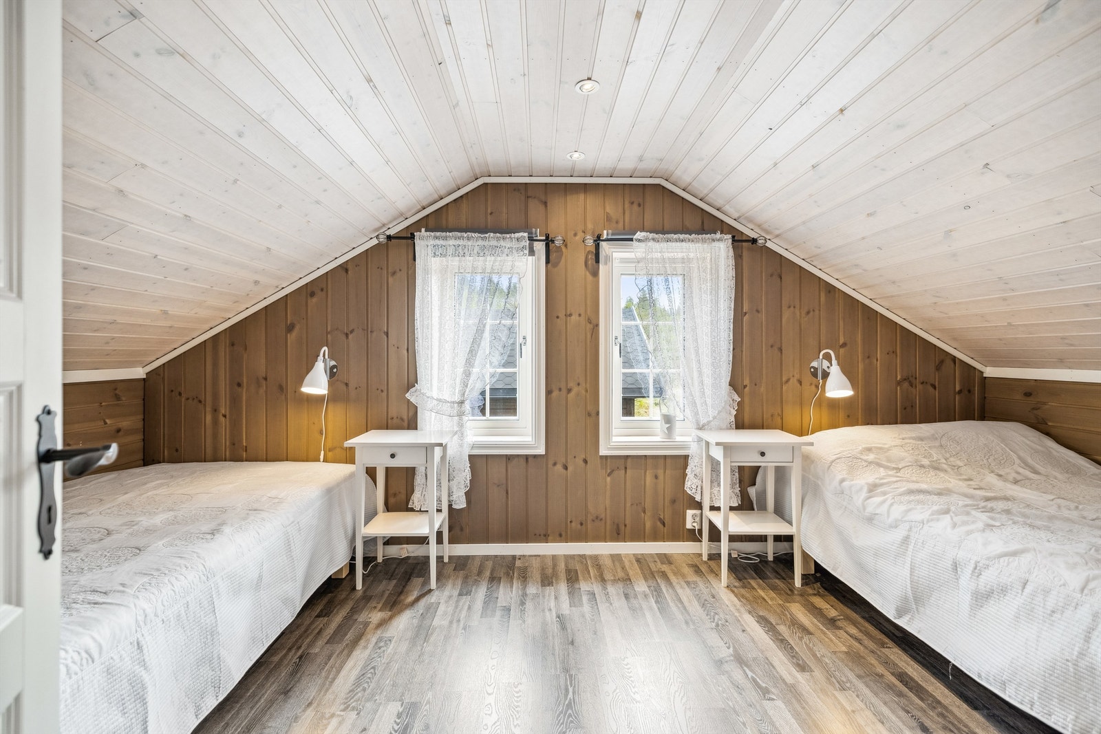 Soverom på hems/loftsetasje med koselig skråhimling og downlights Galleribilde