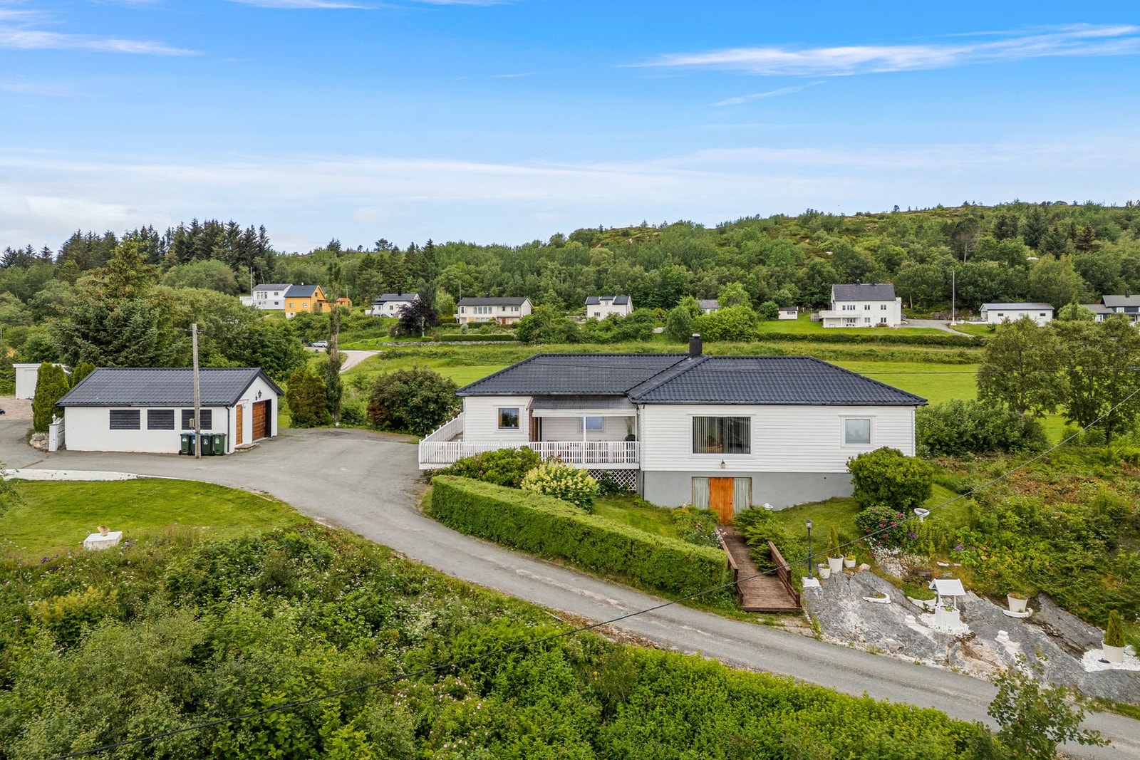 Her får du en inneholdsrik enebolig på 276m² med egen inngang til sokkeletasjen Galleribilde
