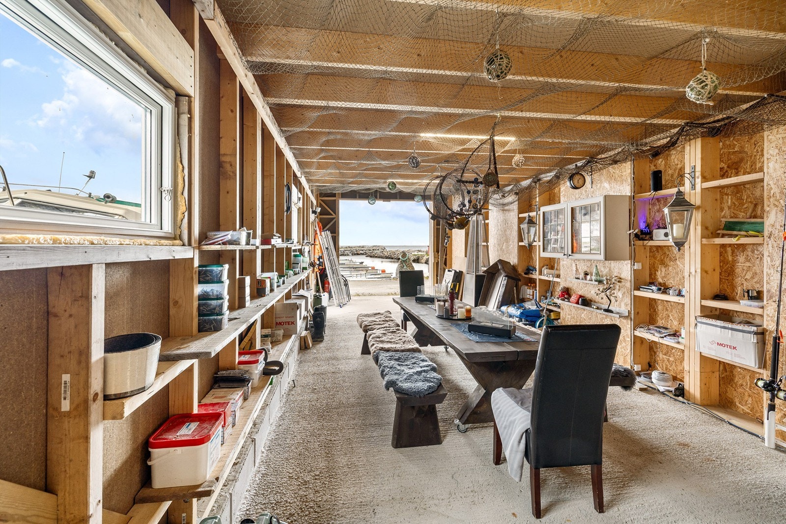 Naustet har åpen himling nærmest utgangen samt lagringsmuligheter på hemsen Galleribilde