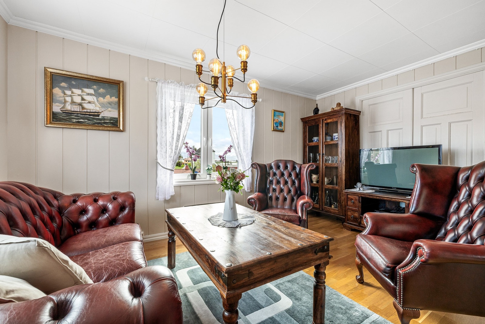 Autentisk dobbeltdører skiller stue fra soverom Galleribilde