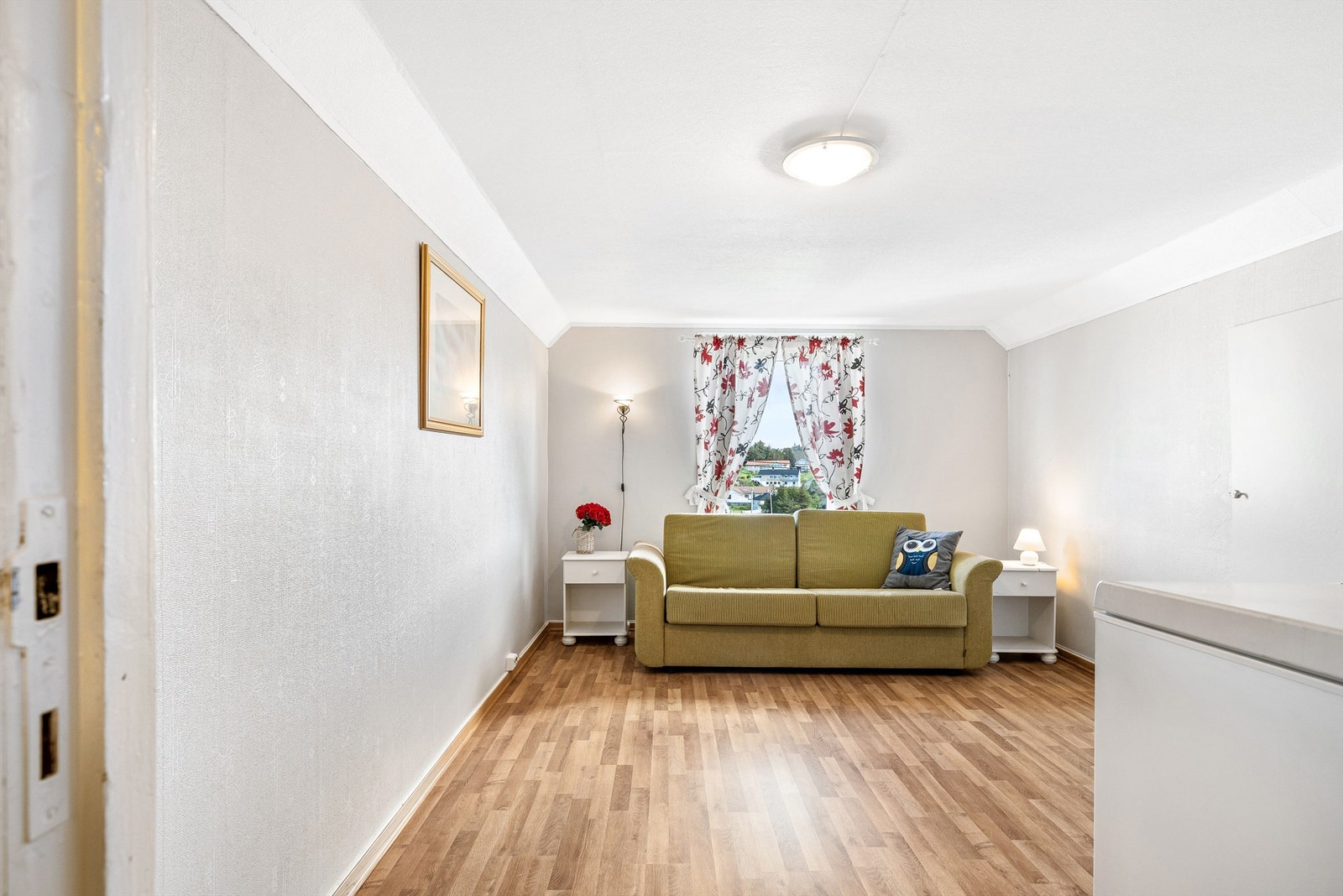 Særdeles romslig soverom i loftetasjen med praktisk lagringsmuligheter inne i veggen Galleribilde