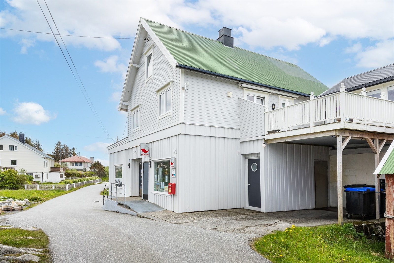 En innholdsrik fritidsleilighet over nærbutikken på Sandøya Galleribilde