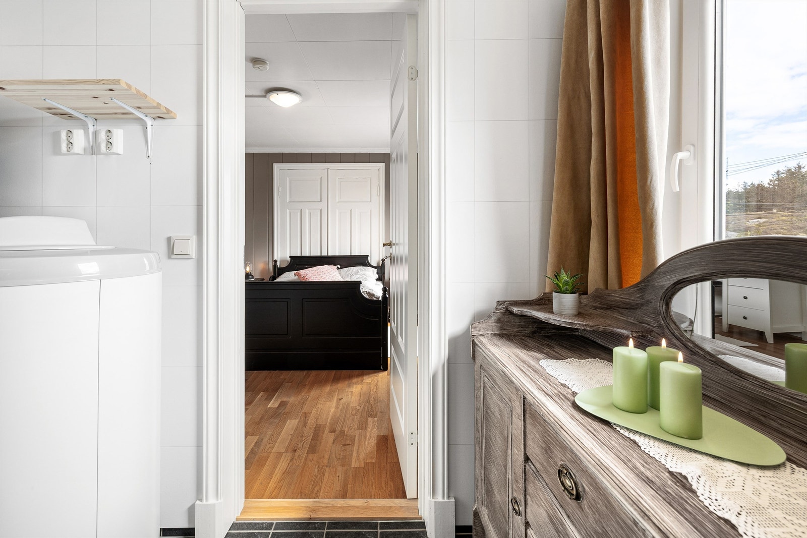 Fra hovedsoverommet har man direkte adgang til badet Galleribilde