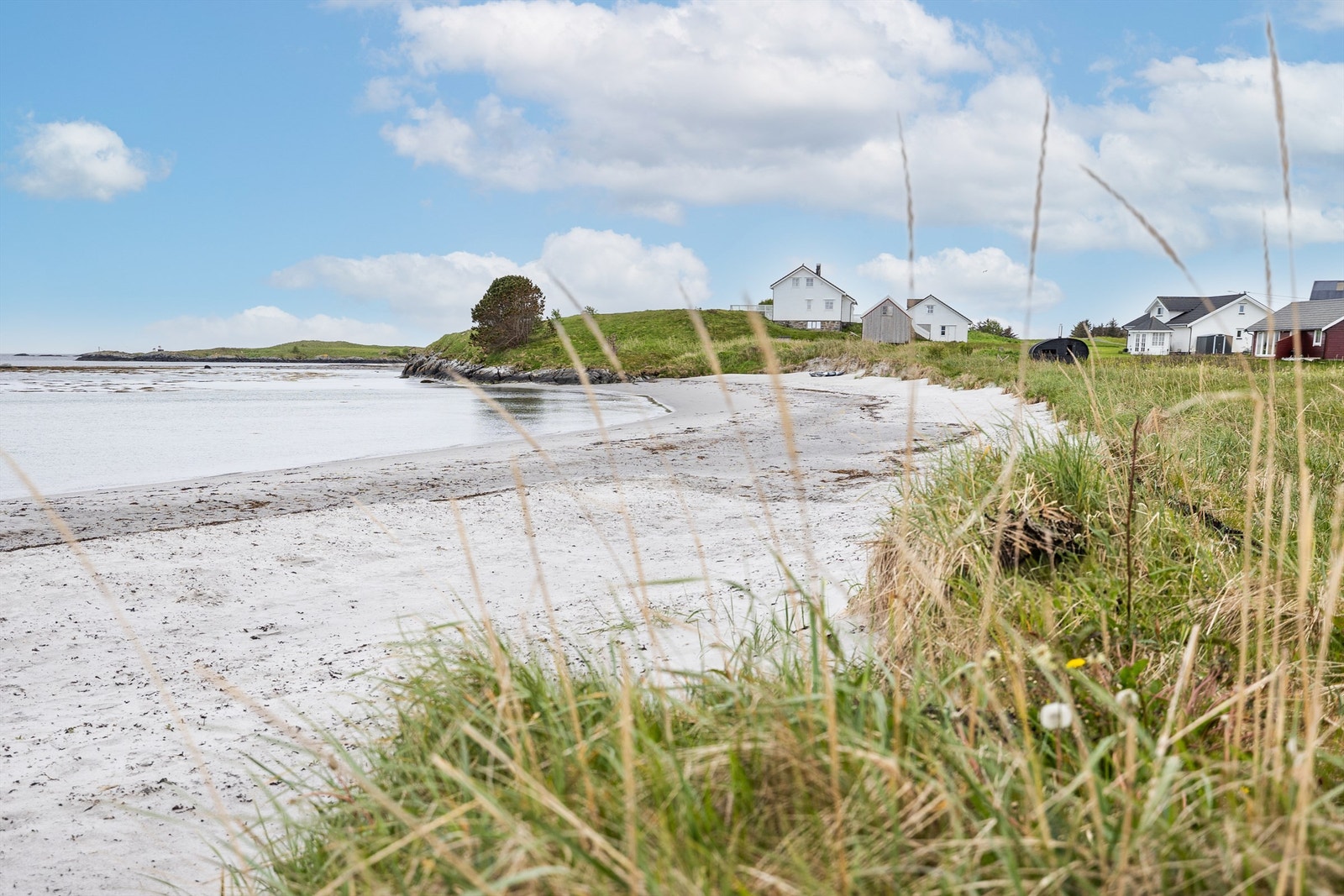 Sandøya er kjent for sine flotte sandstrender Galleribilde