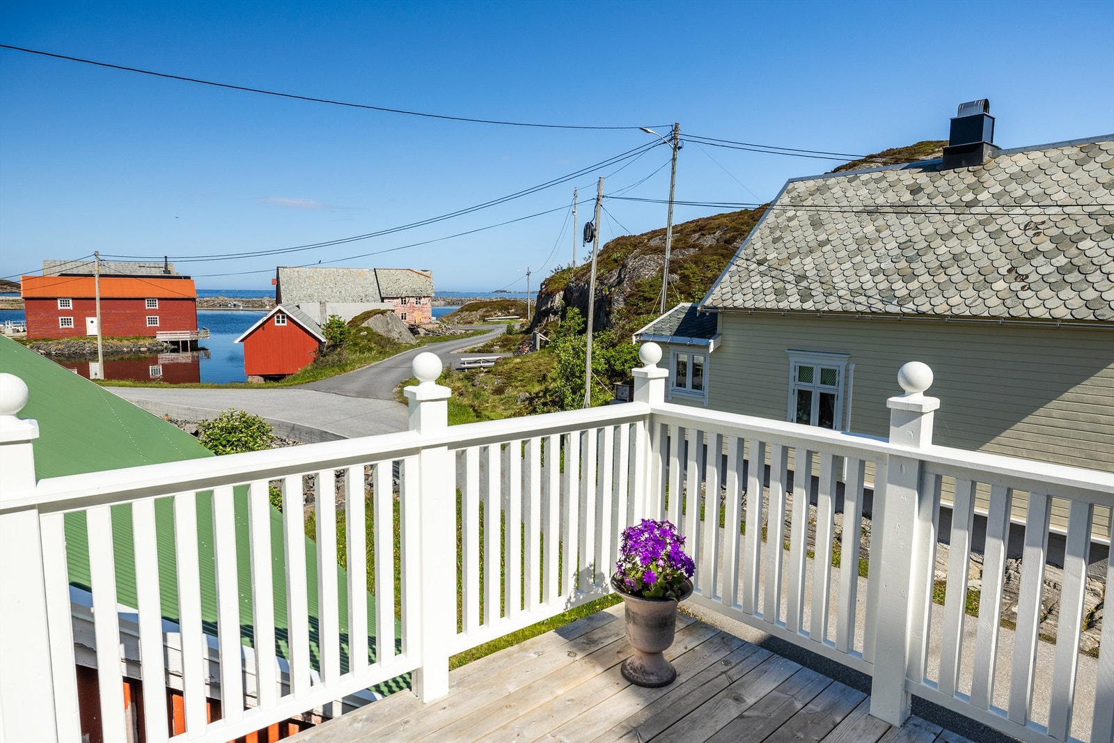 Fra verandaen får man sett solen gå ned i havgapet Galleribilde