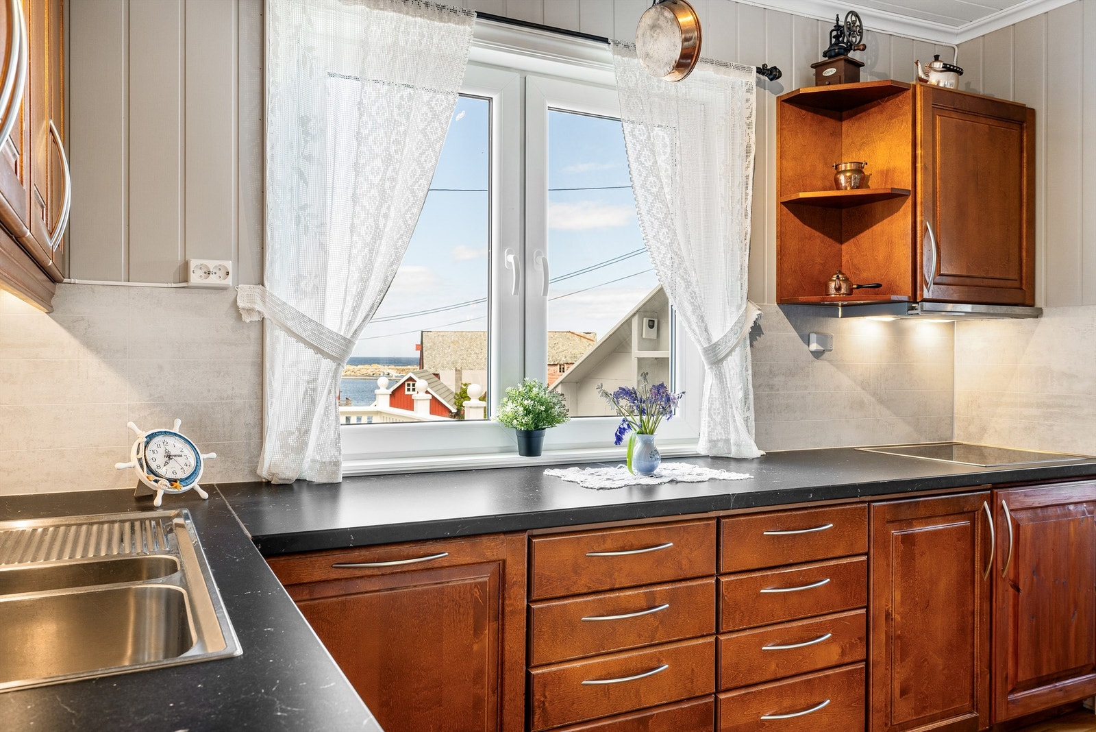 Trivelig kjøkken med god benkeplass Galleribilde