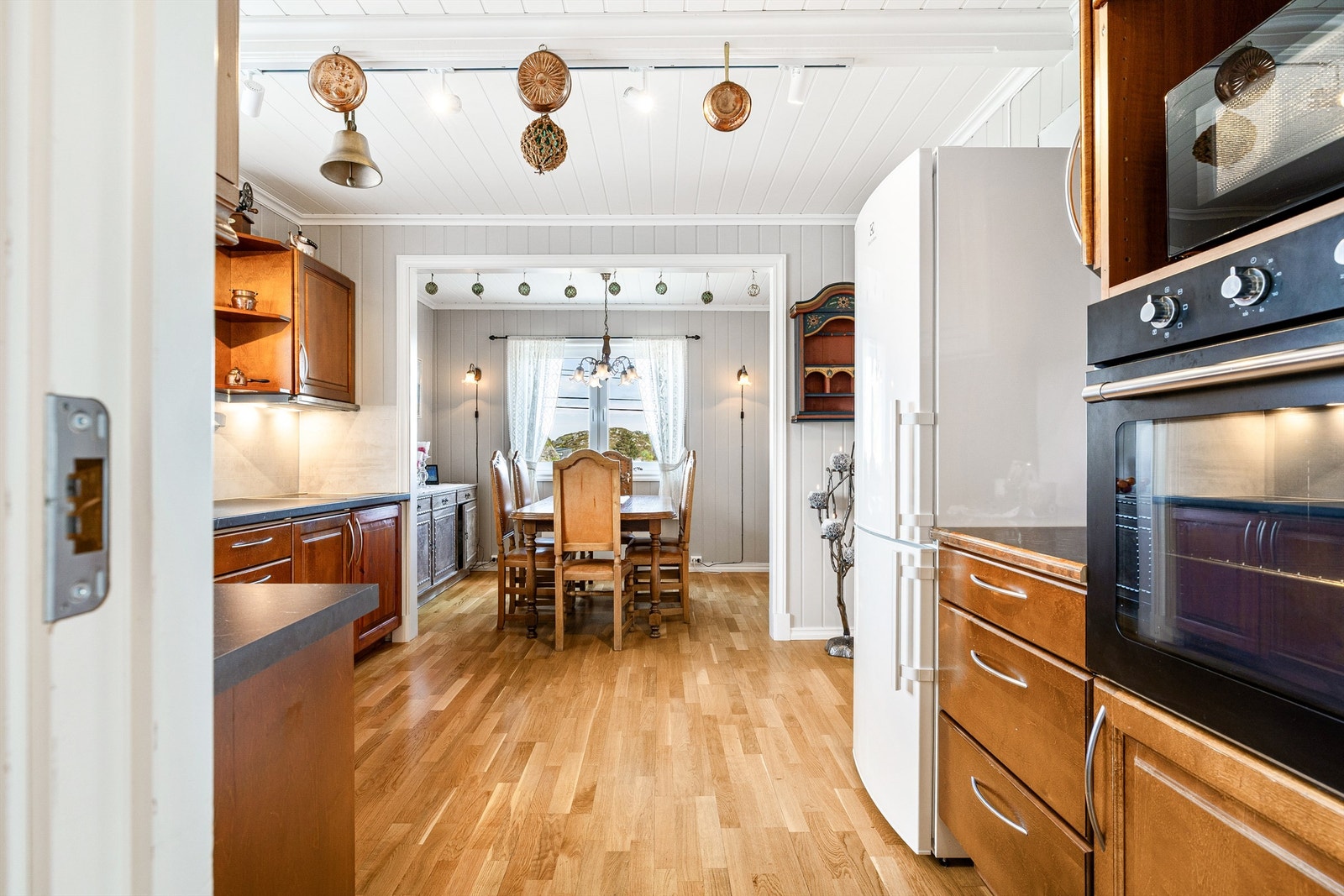 Kjøkken og spisestue i åpen løsning Galleribilde