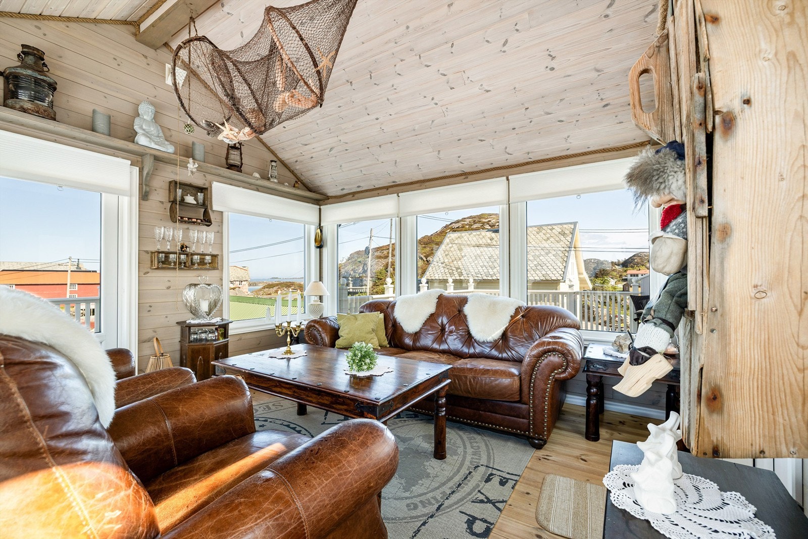 Lysthuset har store vindusflater og kan benyttes godt ved sene sommerkvelder Galleribilde