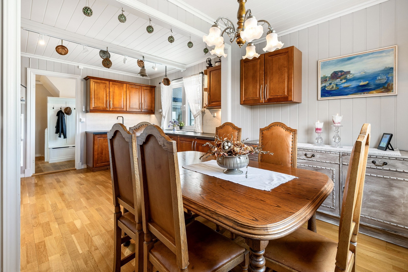 Spisestue med mulighet for ett romslig spisebord Galleribilde