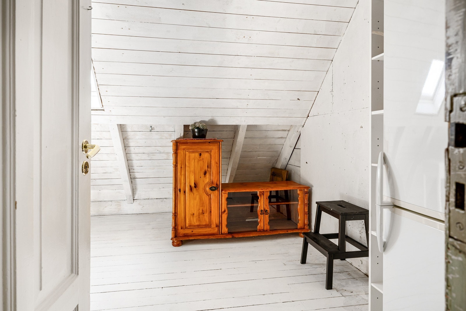 I tillegg er det en bod med skråtak Galleribilde