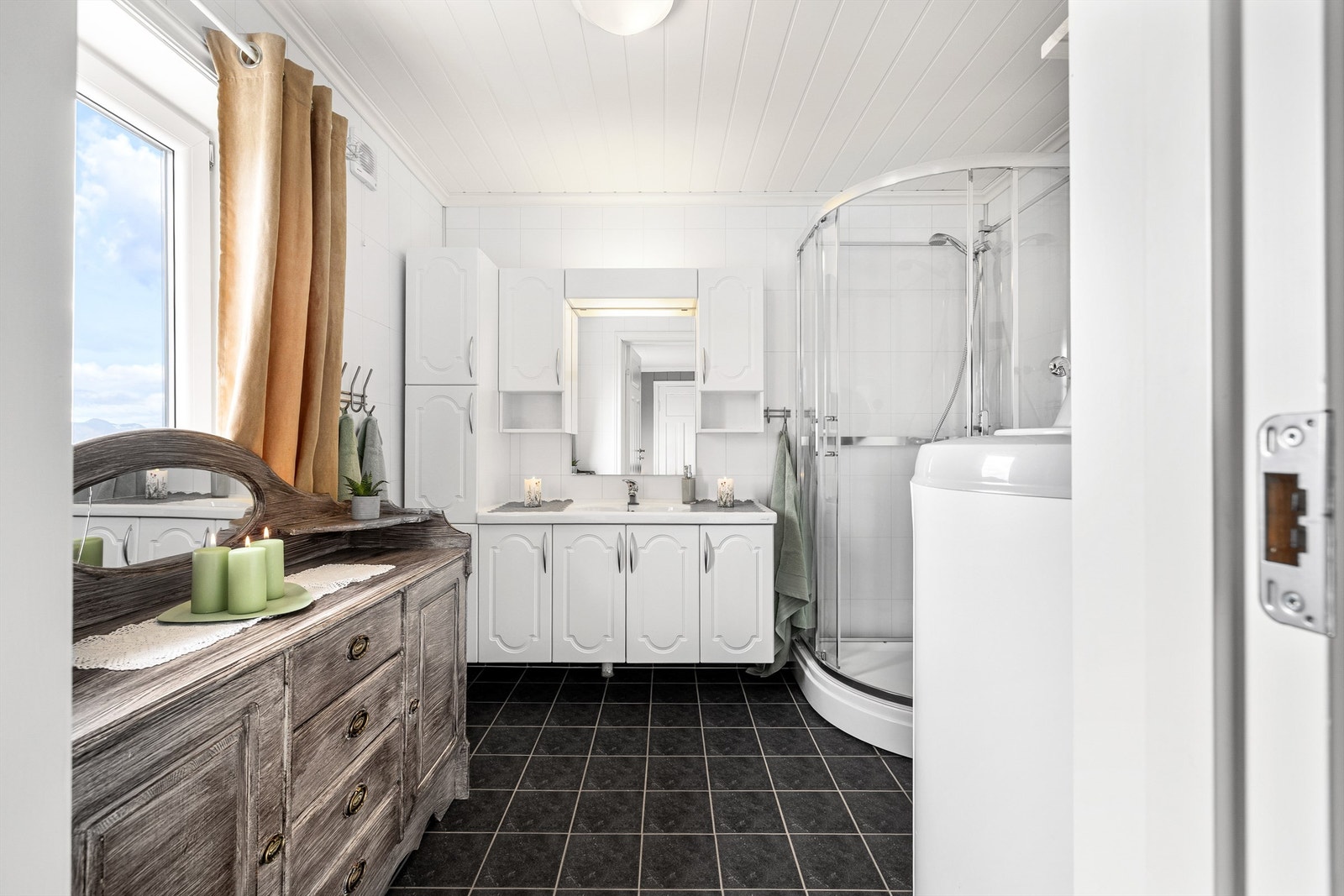 Nyere og lyst bad Galleribilde